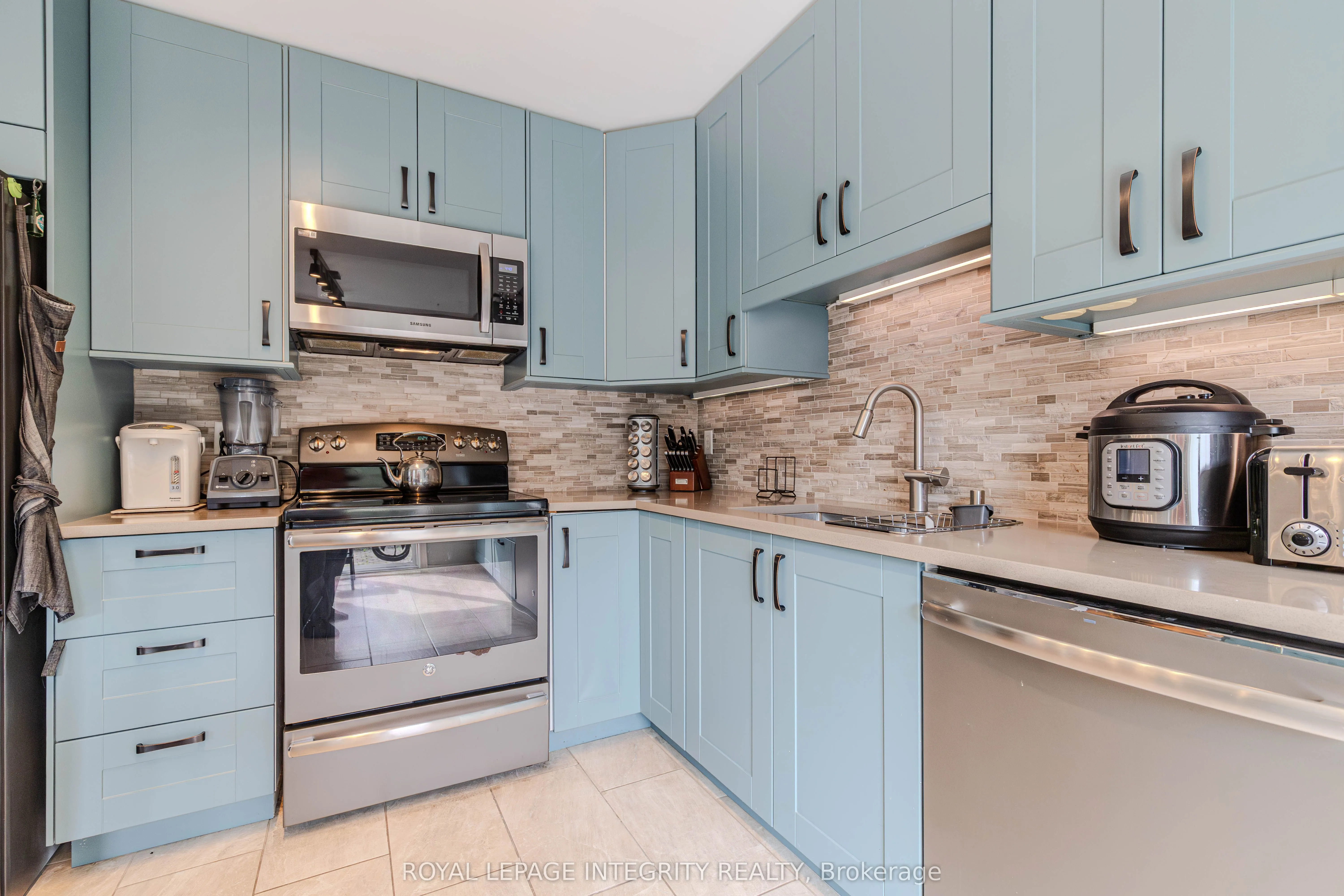 2123 Esprit Drive