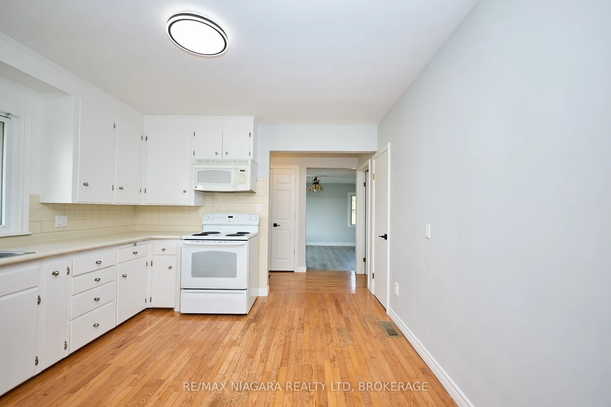 298 RIDGE Road W