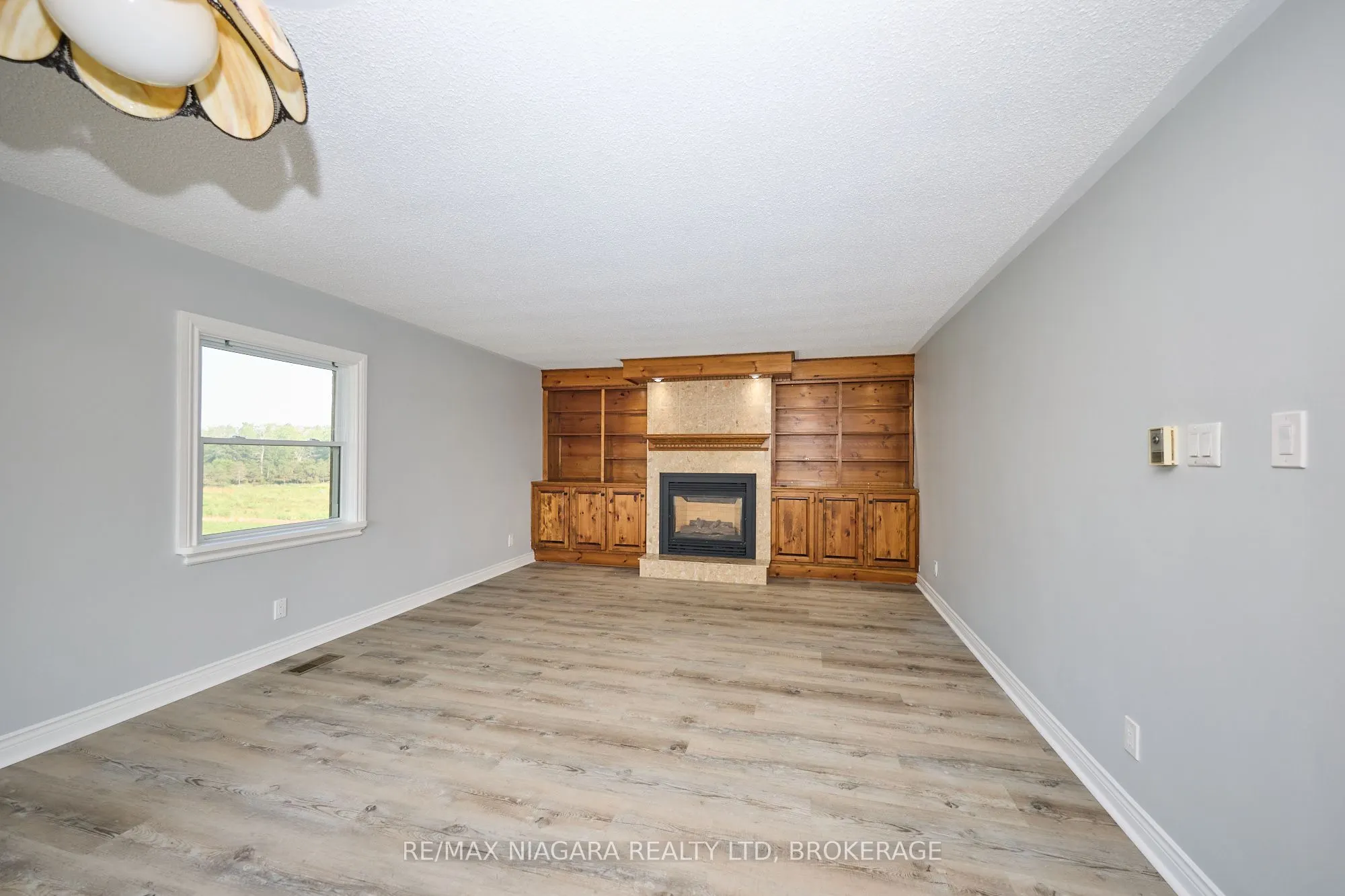 298 RIDGE Road W