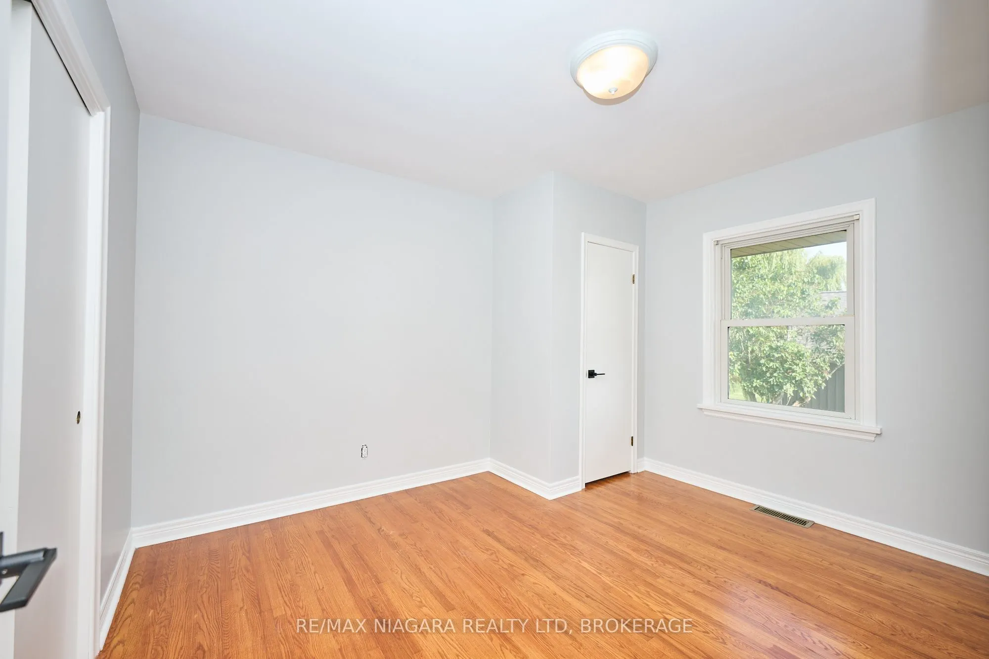298 RIDGE Road W