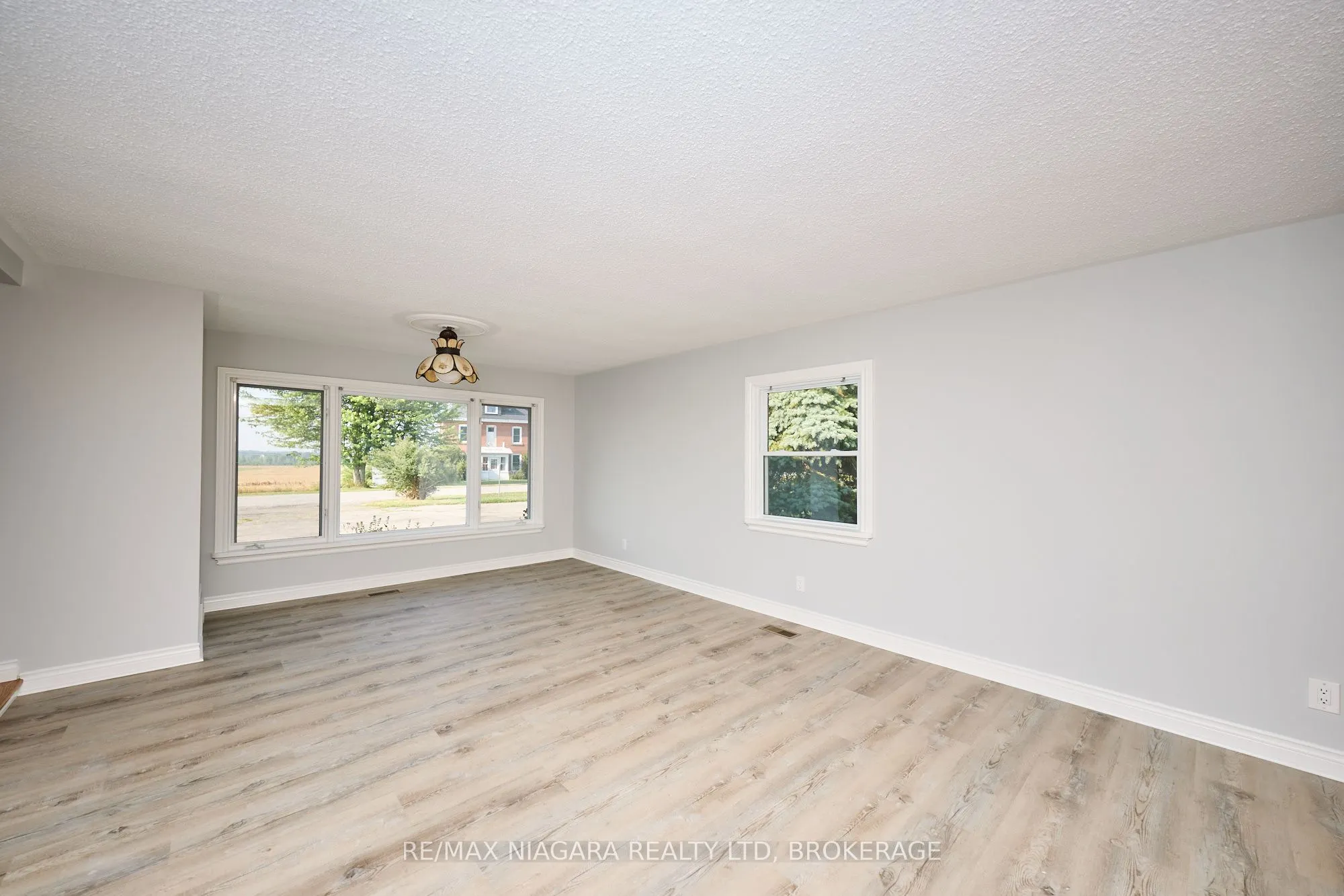 298 RIDGE Road W