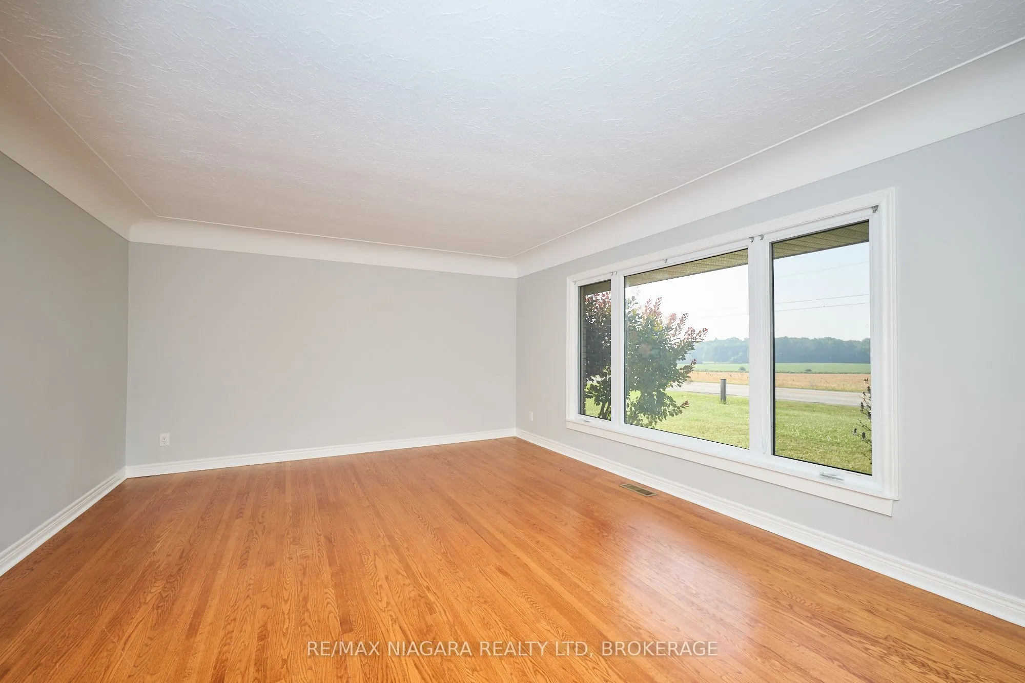 298 RIDGE Road W
