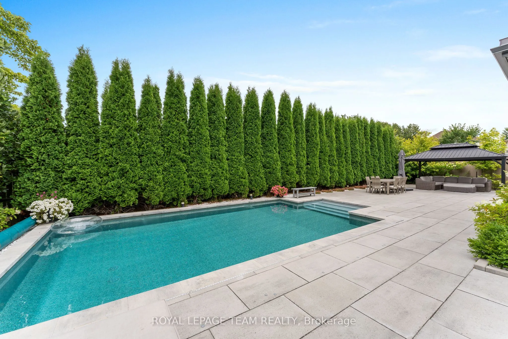 250 Sunnyridge Crescent
