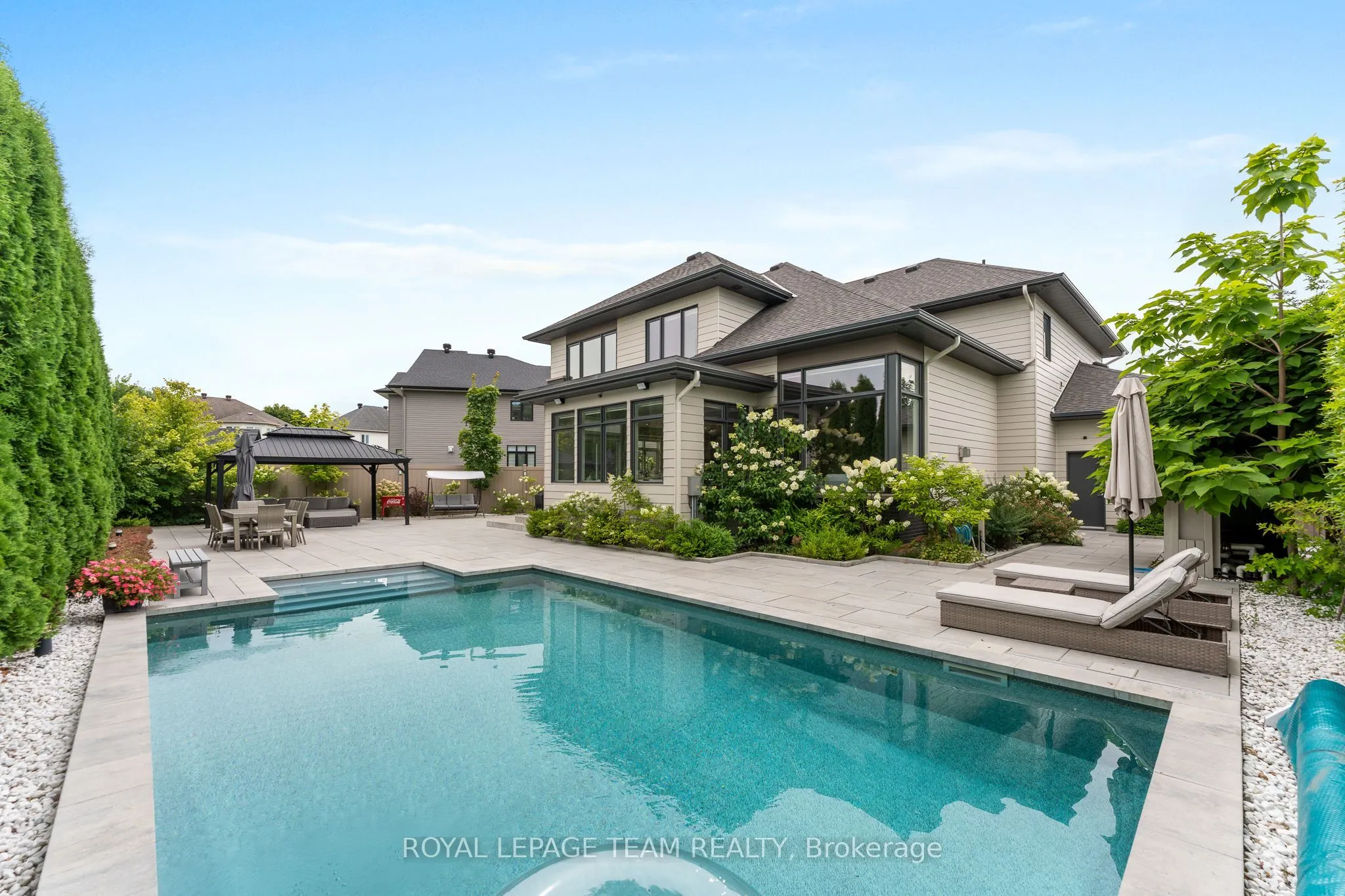 250 Sunnyridge Crescent