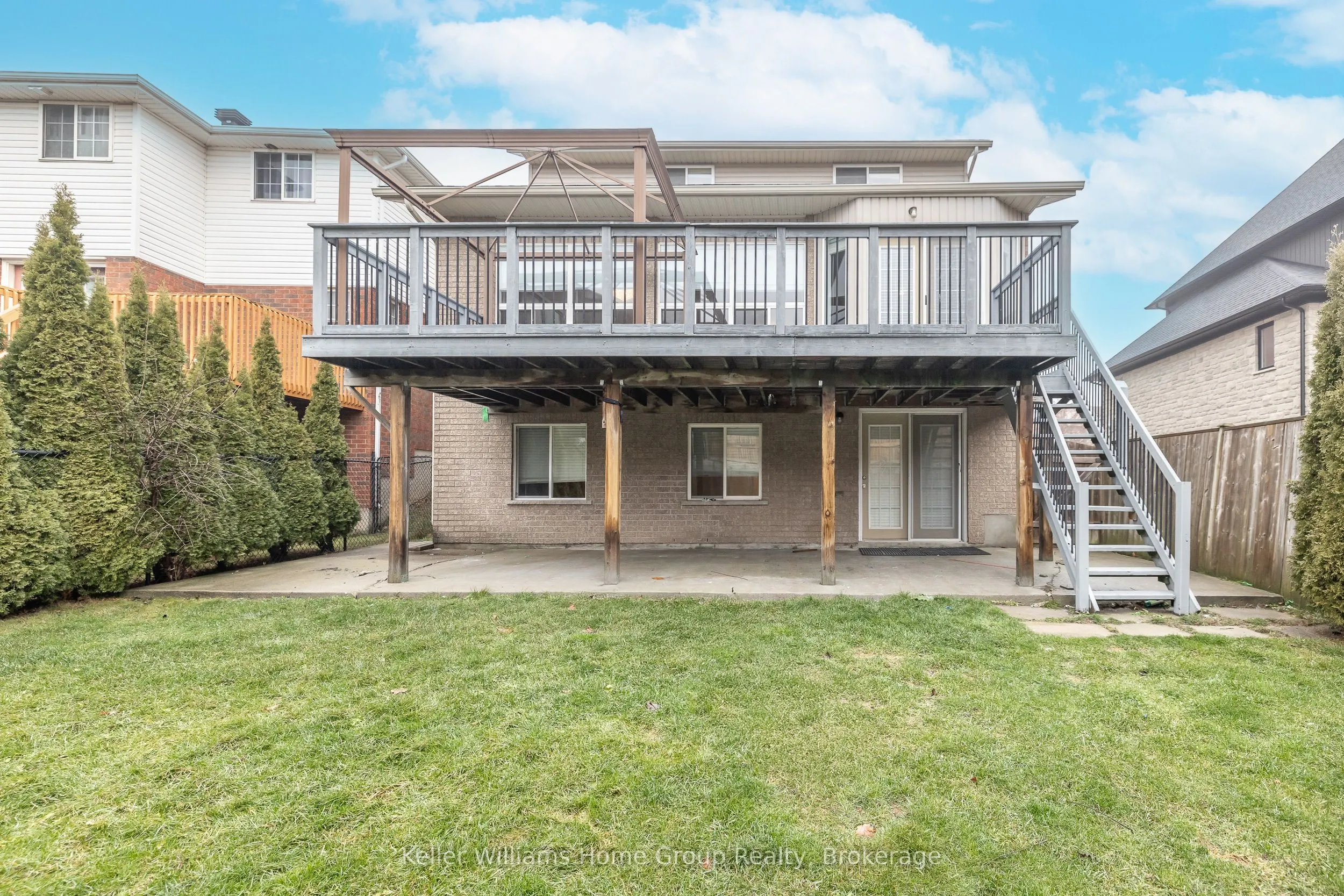 4 CLAIRFIELDS Drive W