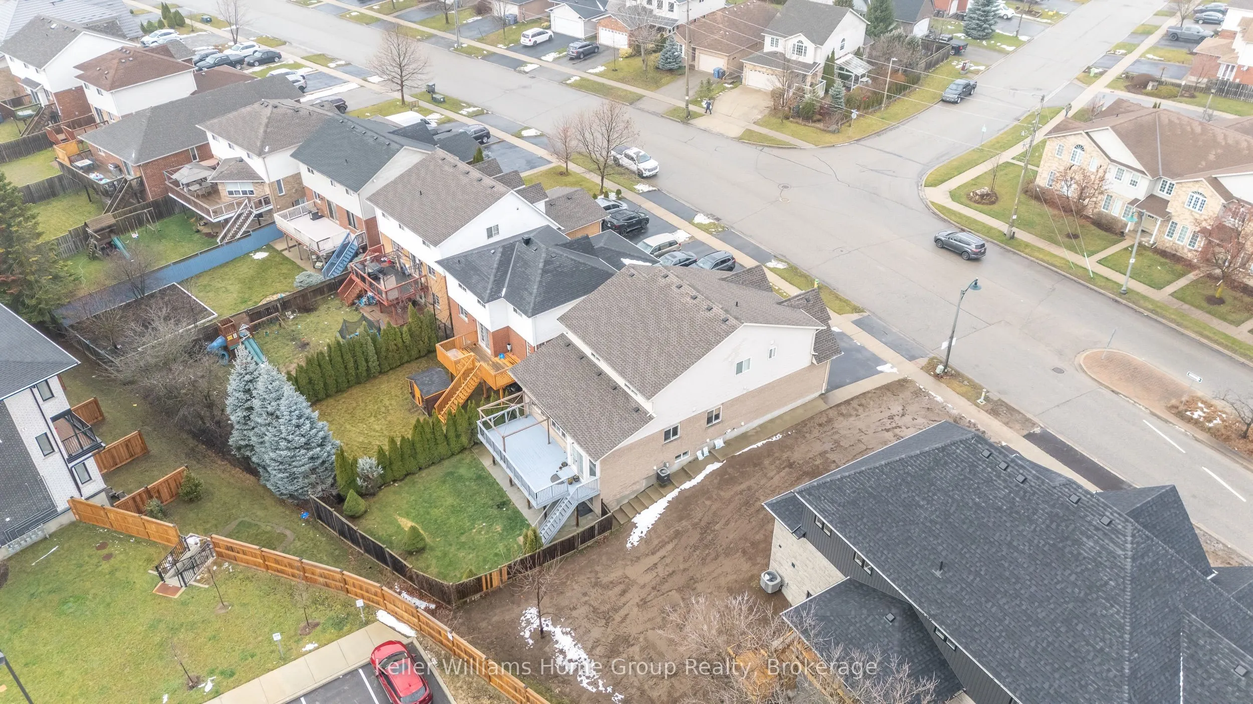 4 CLAIRFIELDS Drive W