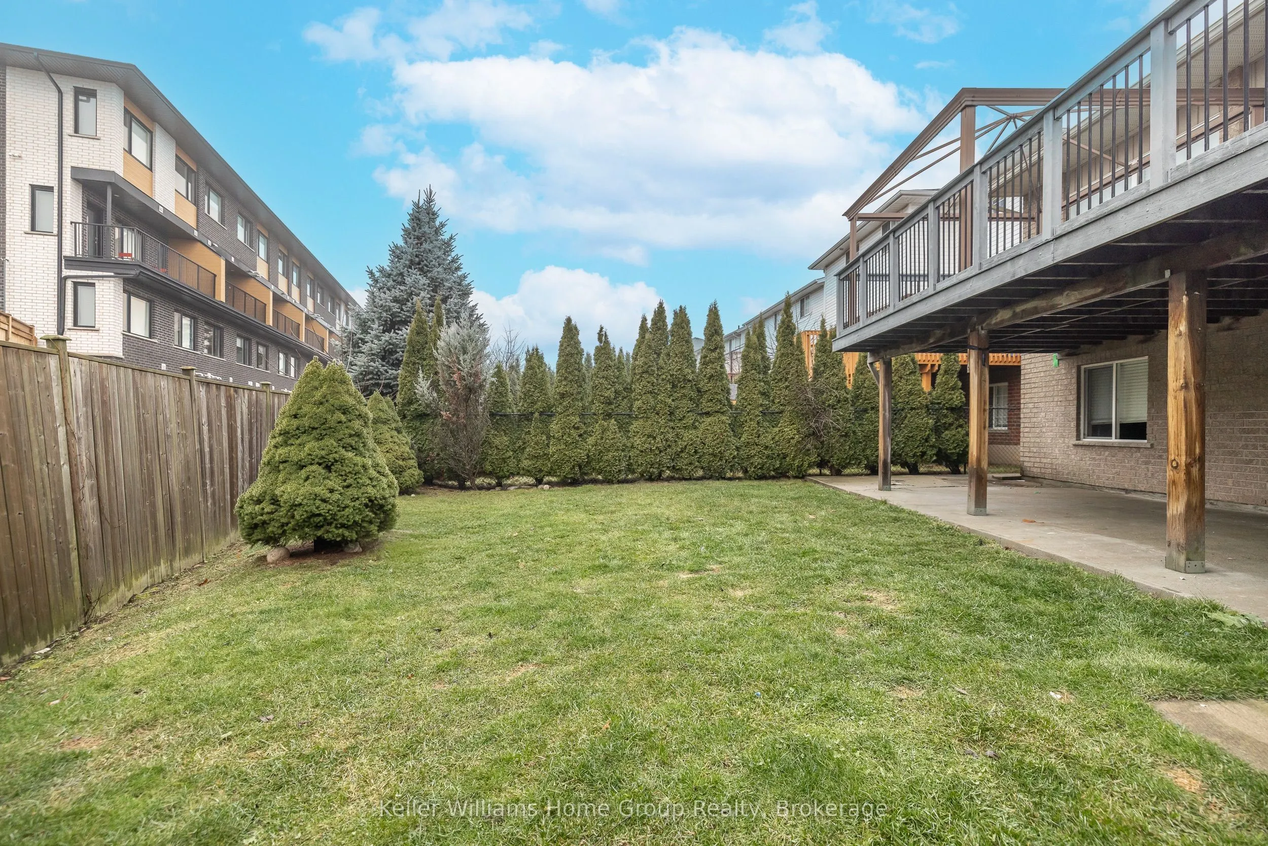 4 CLAIRFIELDS Drive W
