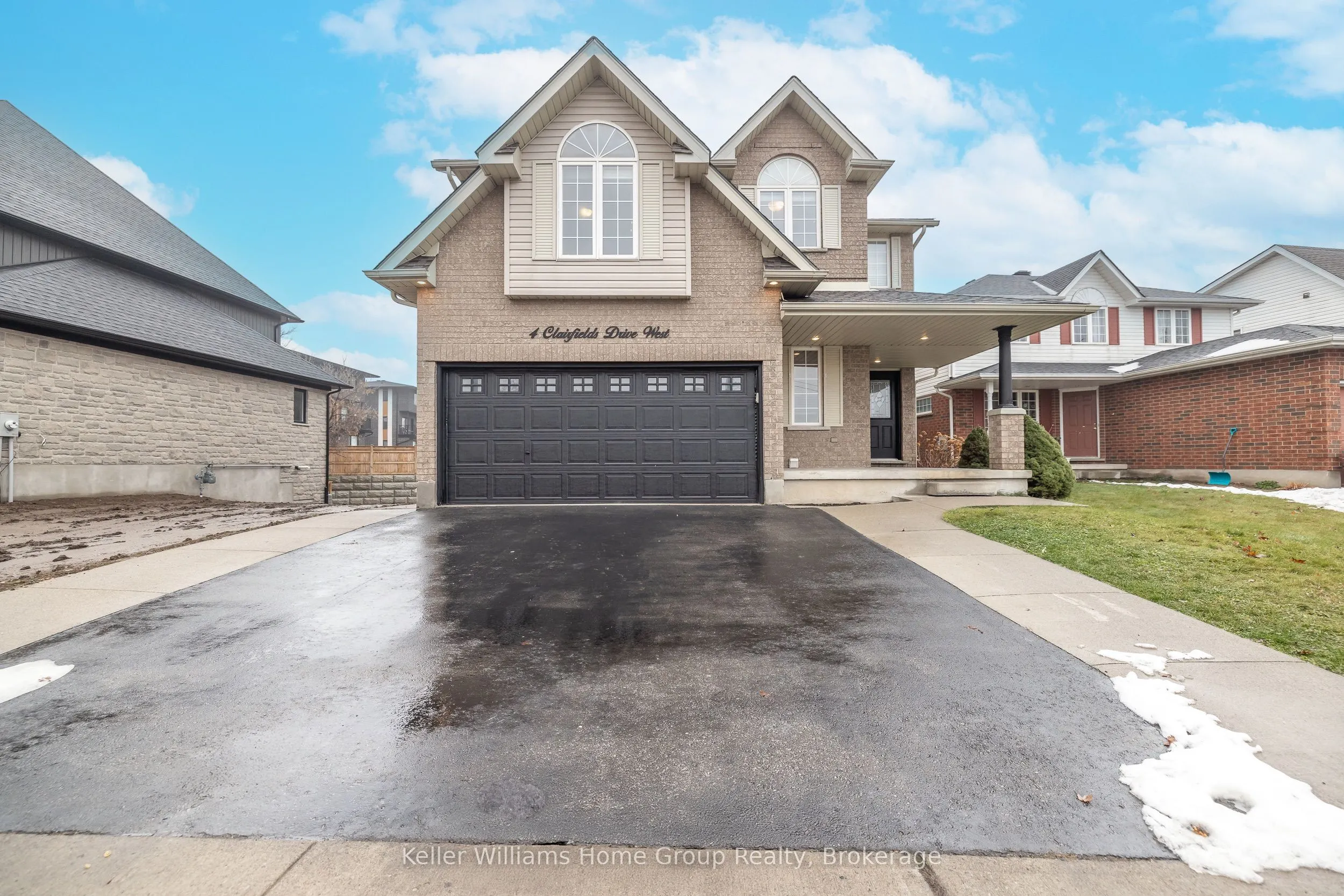 4 CLAIRFIELDS Drive W