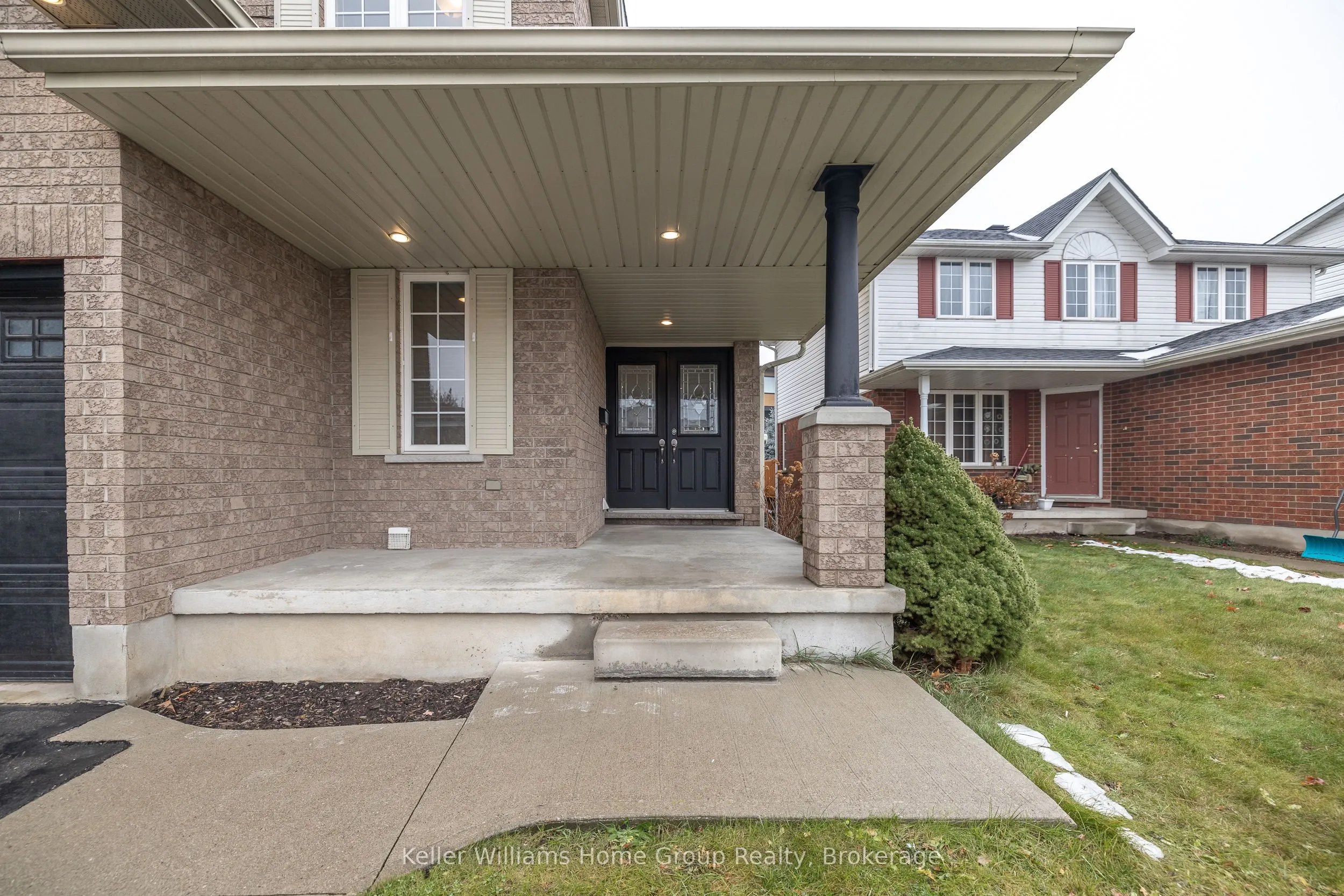 4 CLAIRFIELDS Drive W