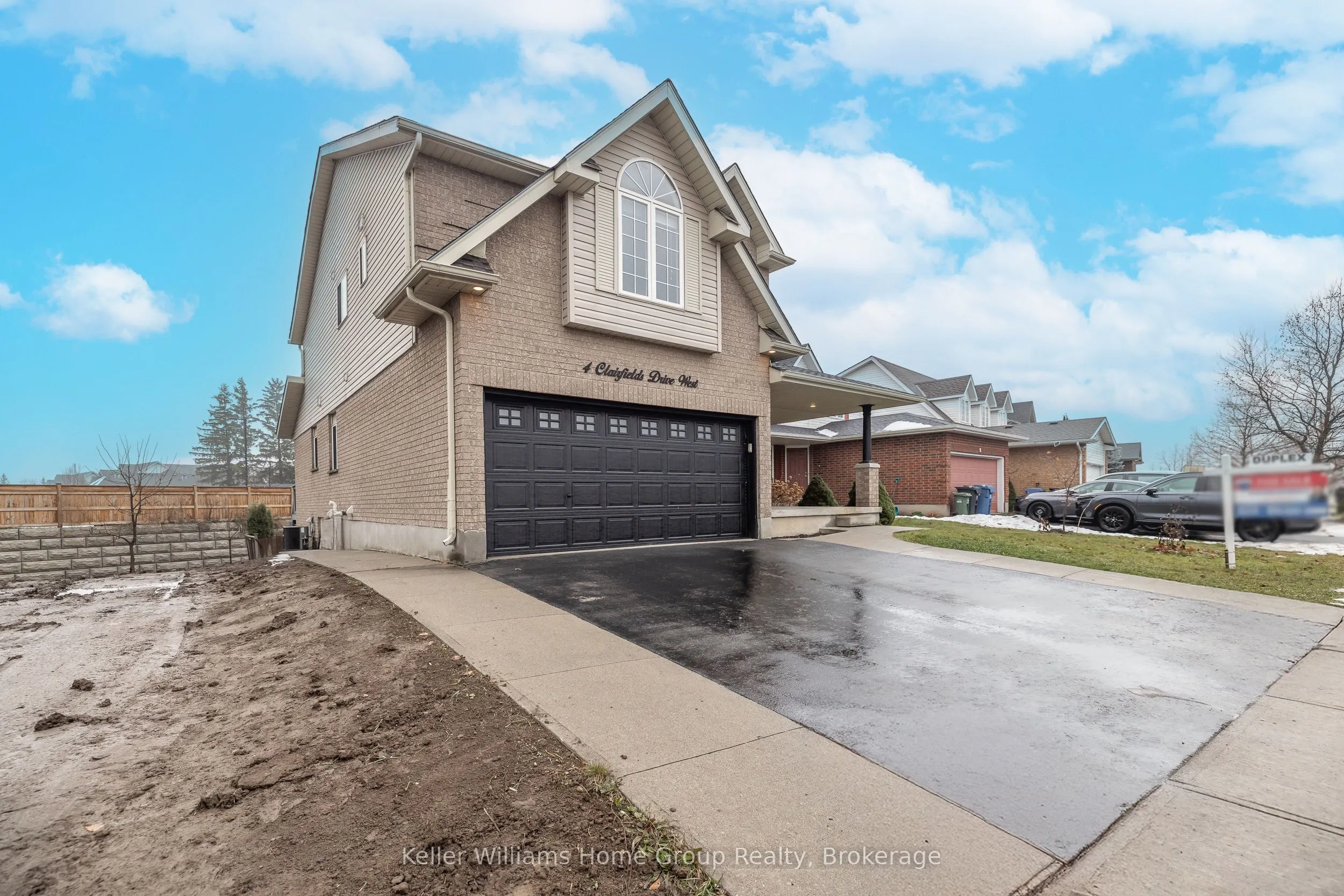 4 CLAIRFIELDS Drive W