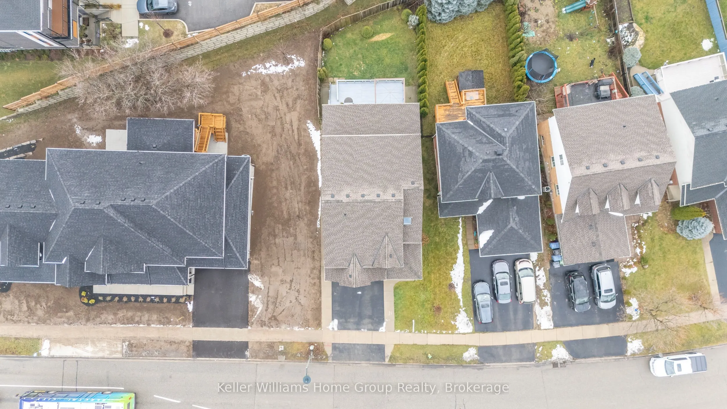 4 CLAIRFIELDS Drive W