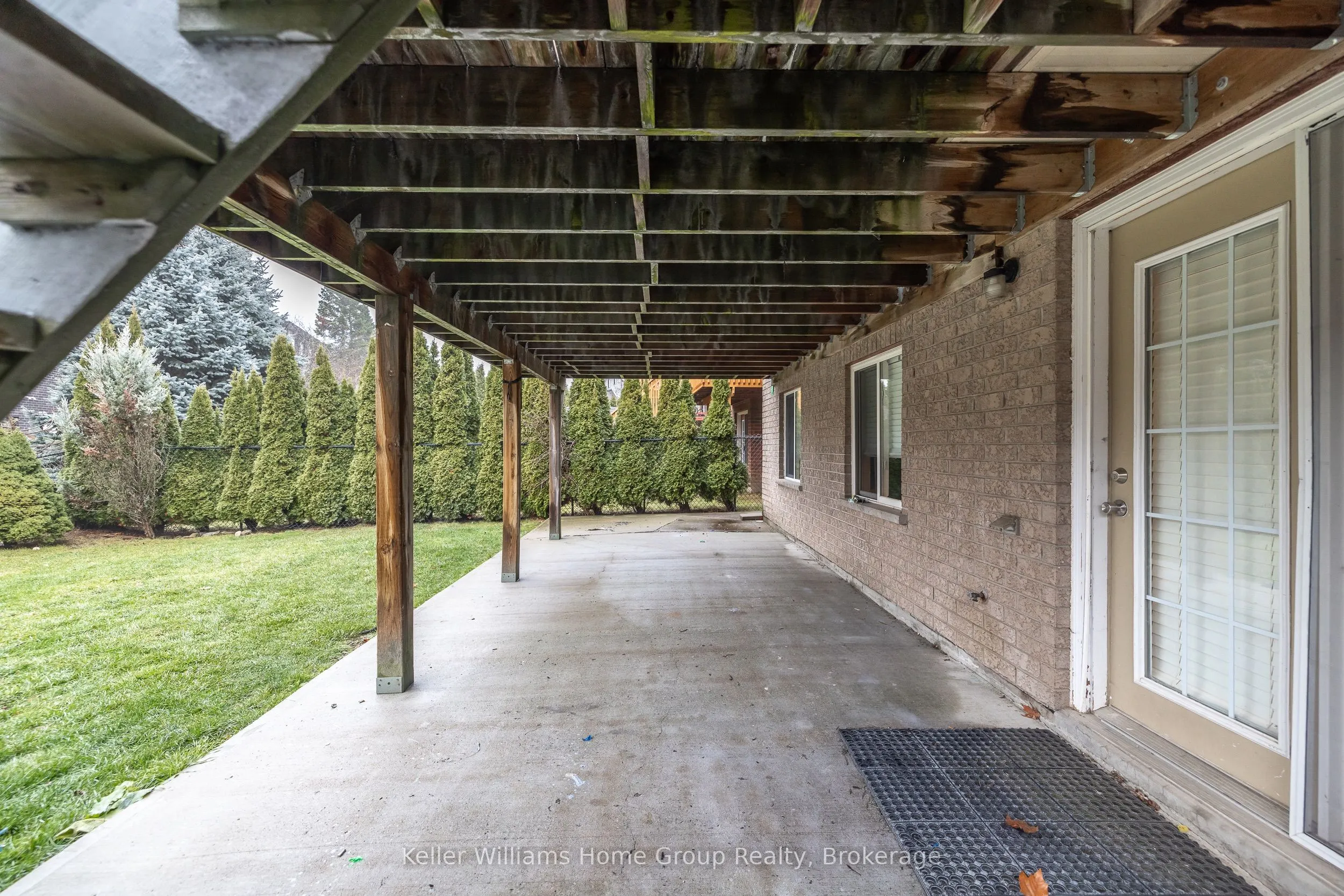 4 CLAIRFIELDS Drive W