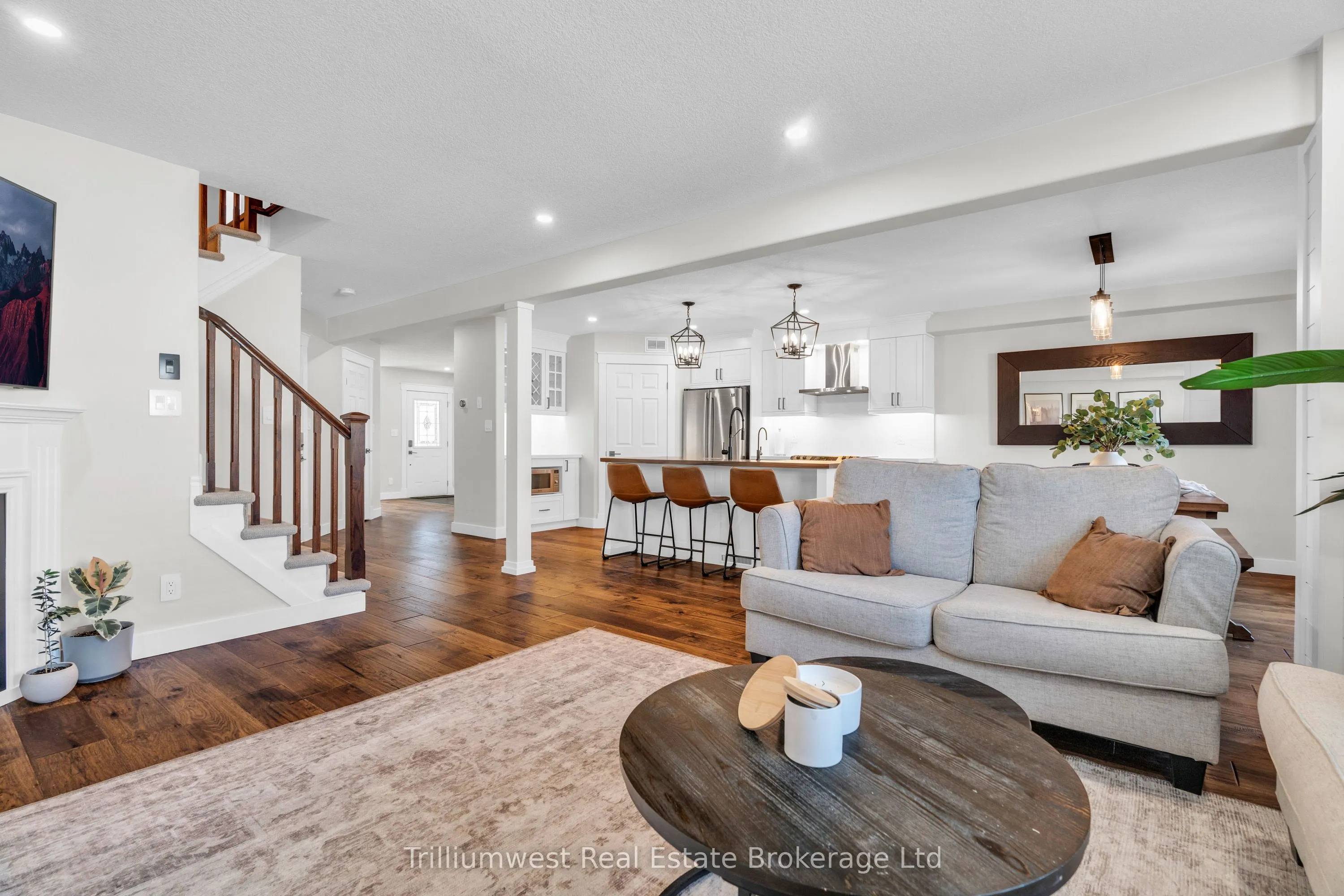 220 Ridge Top Crescent