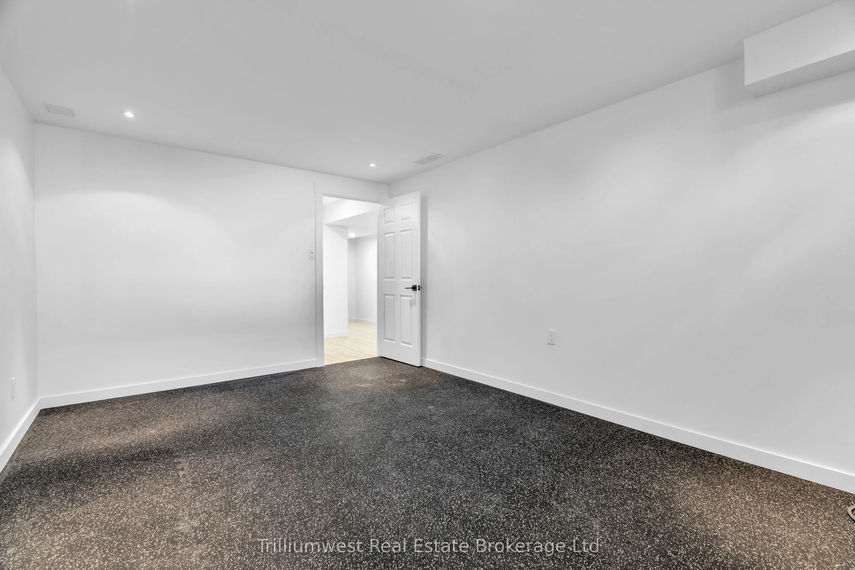 220 Ridge Top Crescent