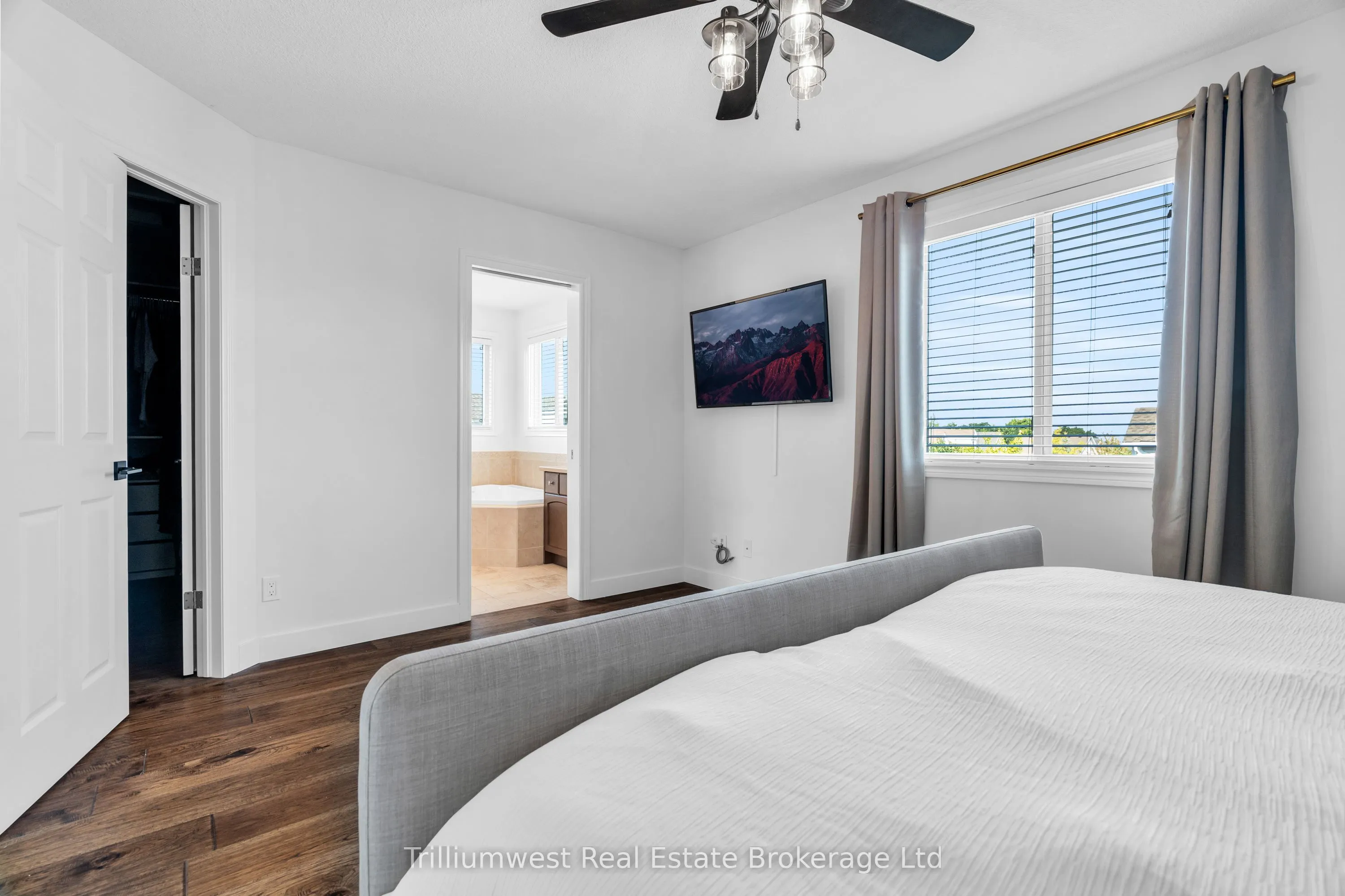 220 Ridge Top Crescent