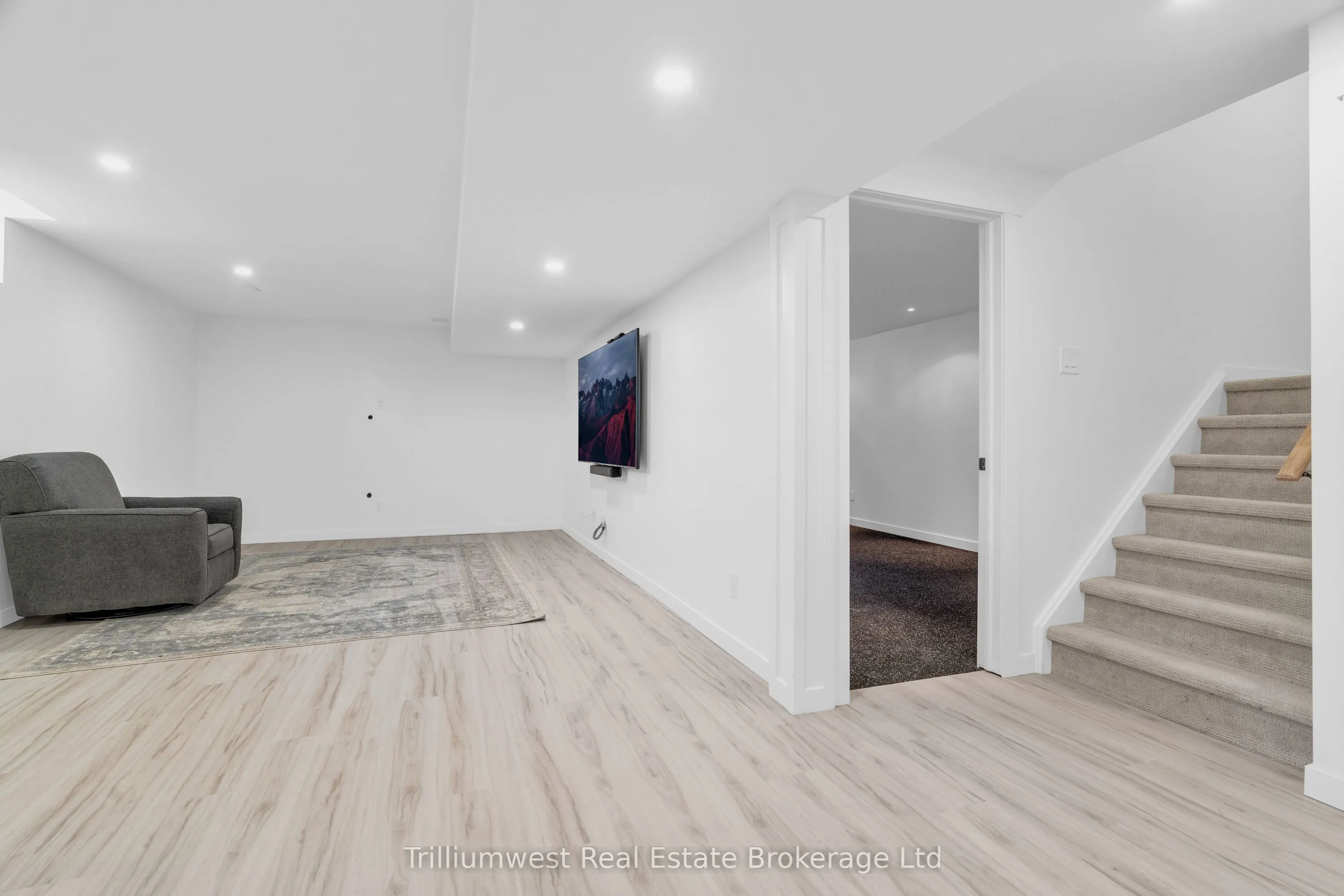 220 Ridge Top Crescent