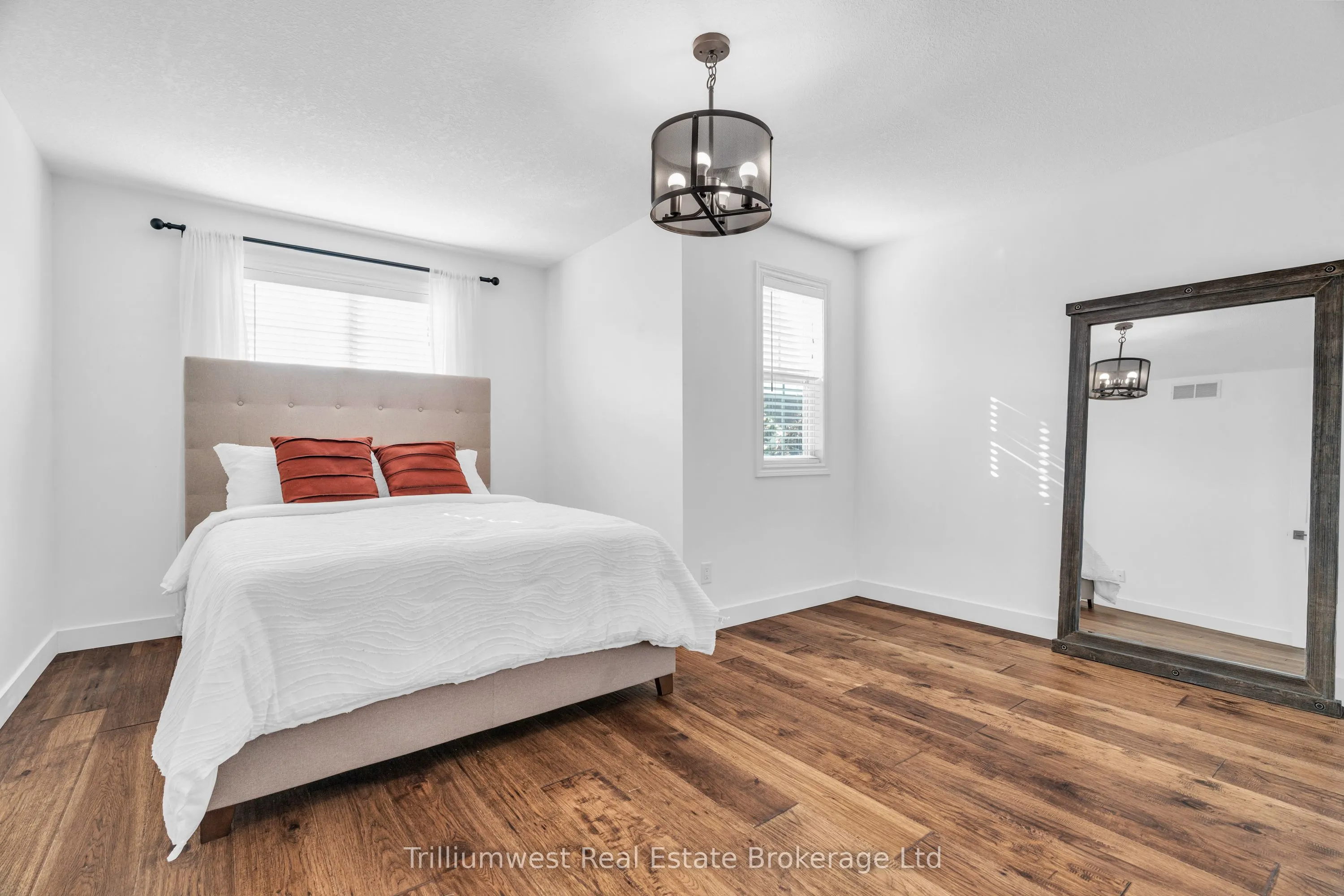 220 Ridge Top Crescent