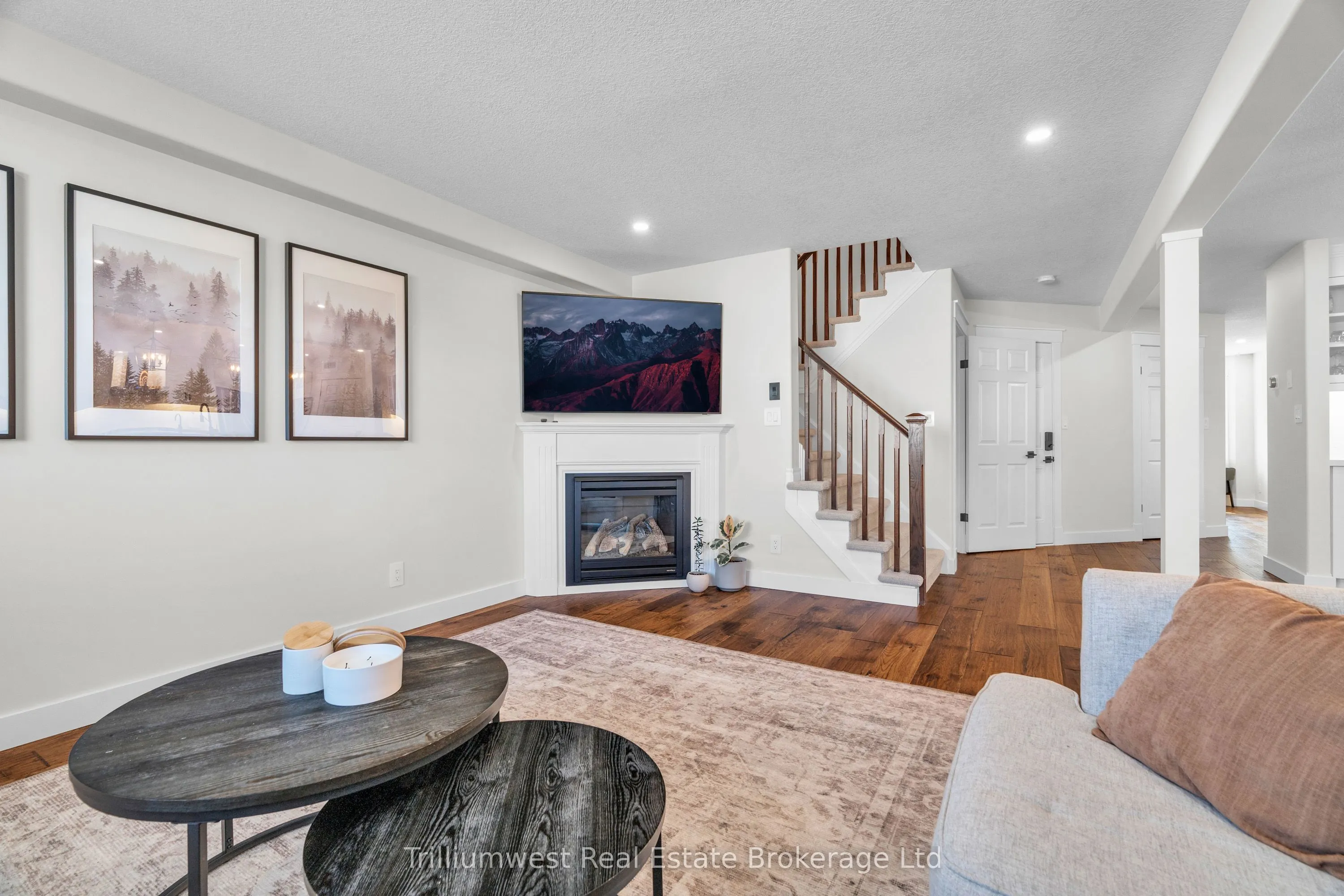 220 Ridge Top Crescent