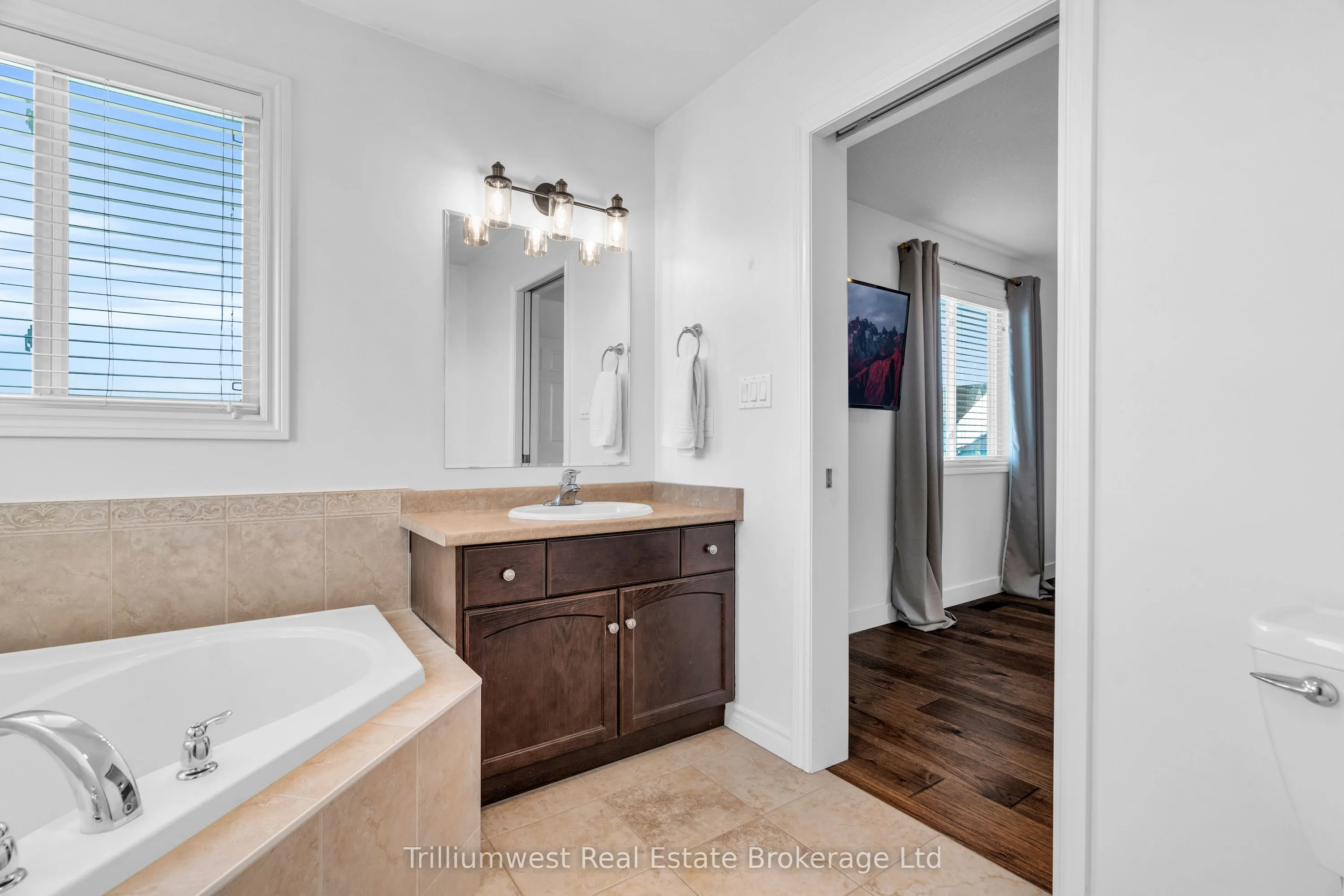 220 Ridge Top Crescent