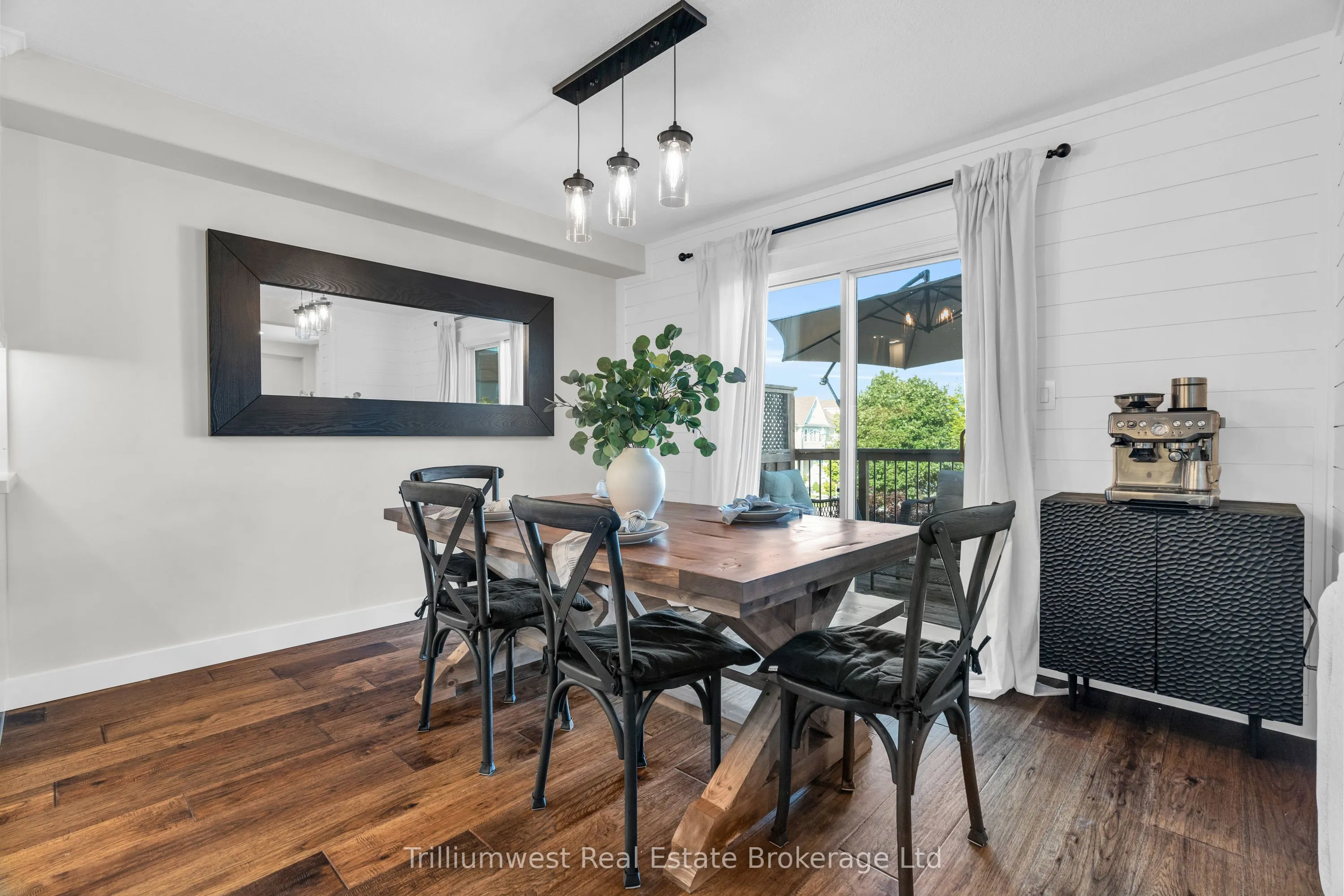 220 Ridge Top Crescent