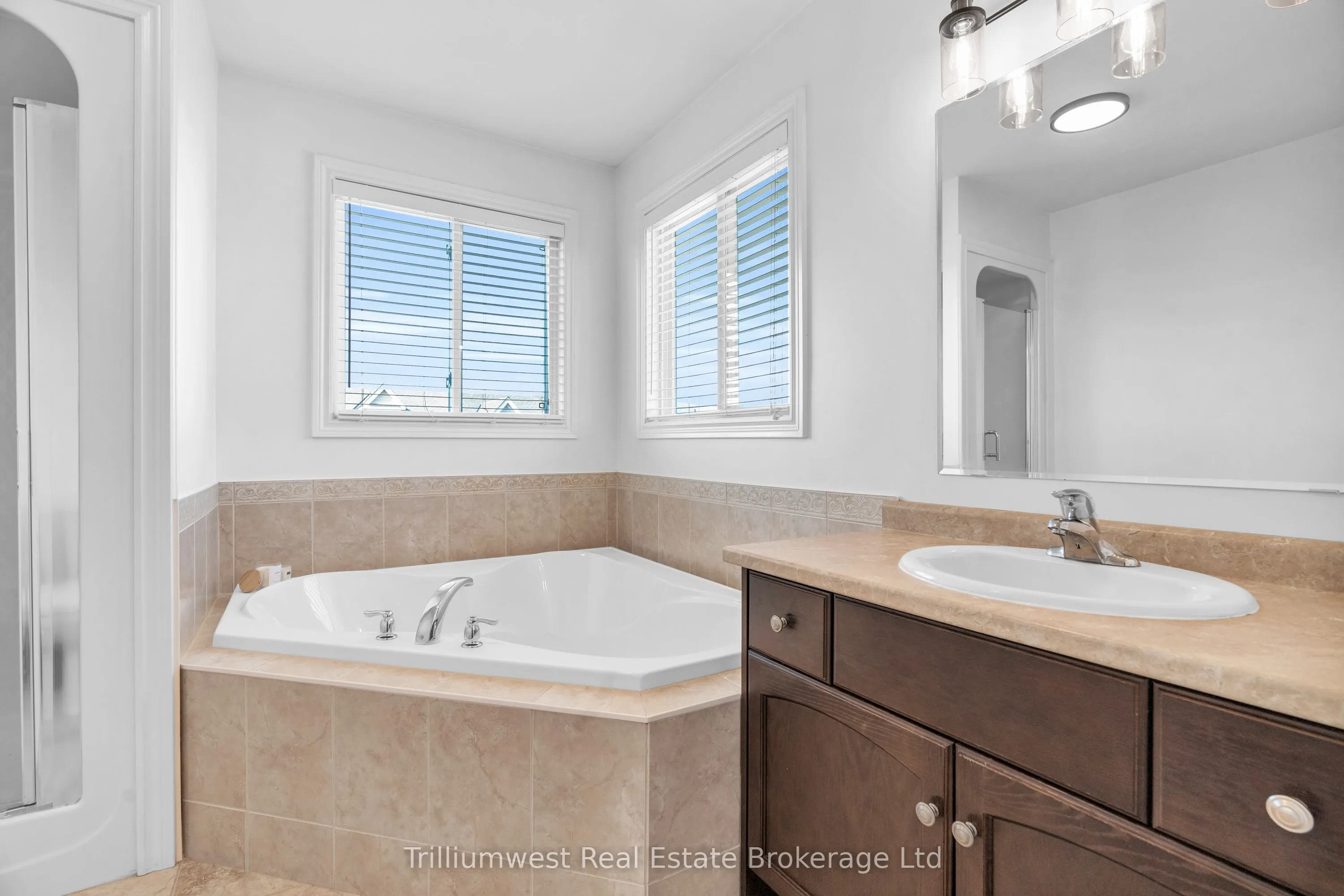 220 Ridge Top Crescent