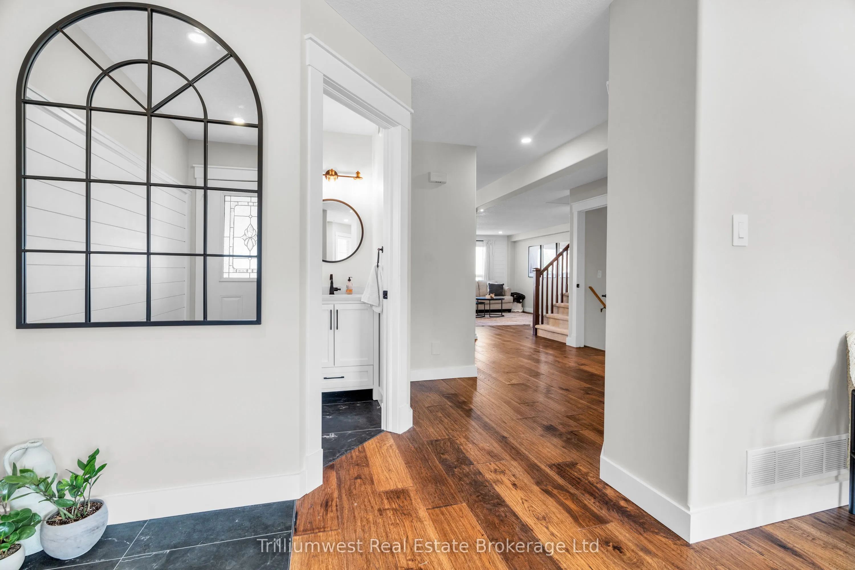 220 Ridge Top Crescent