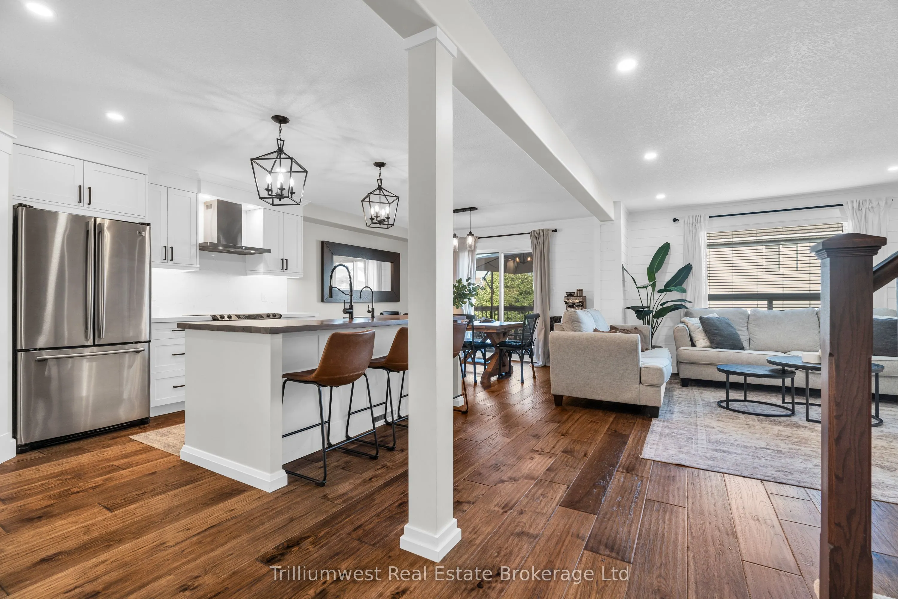 220 Ridge Top Crescent