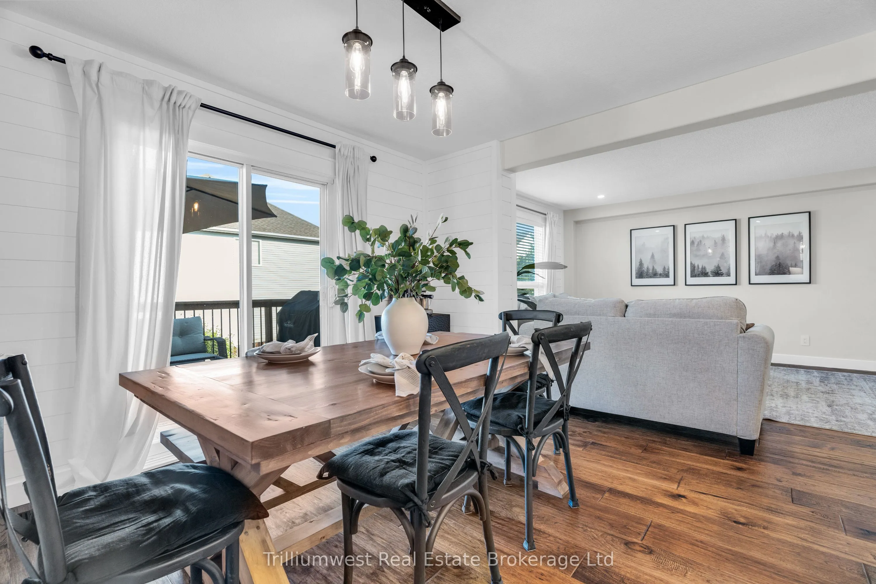 220 Ridge Top Crescent
