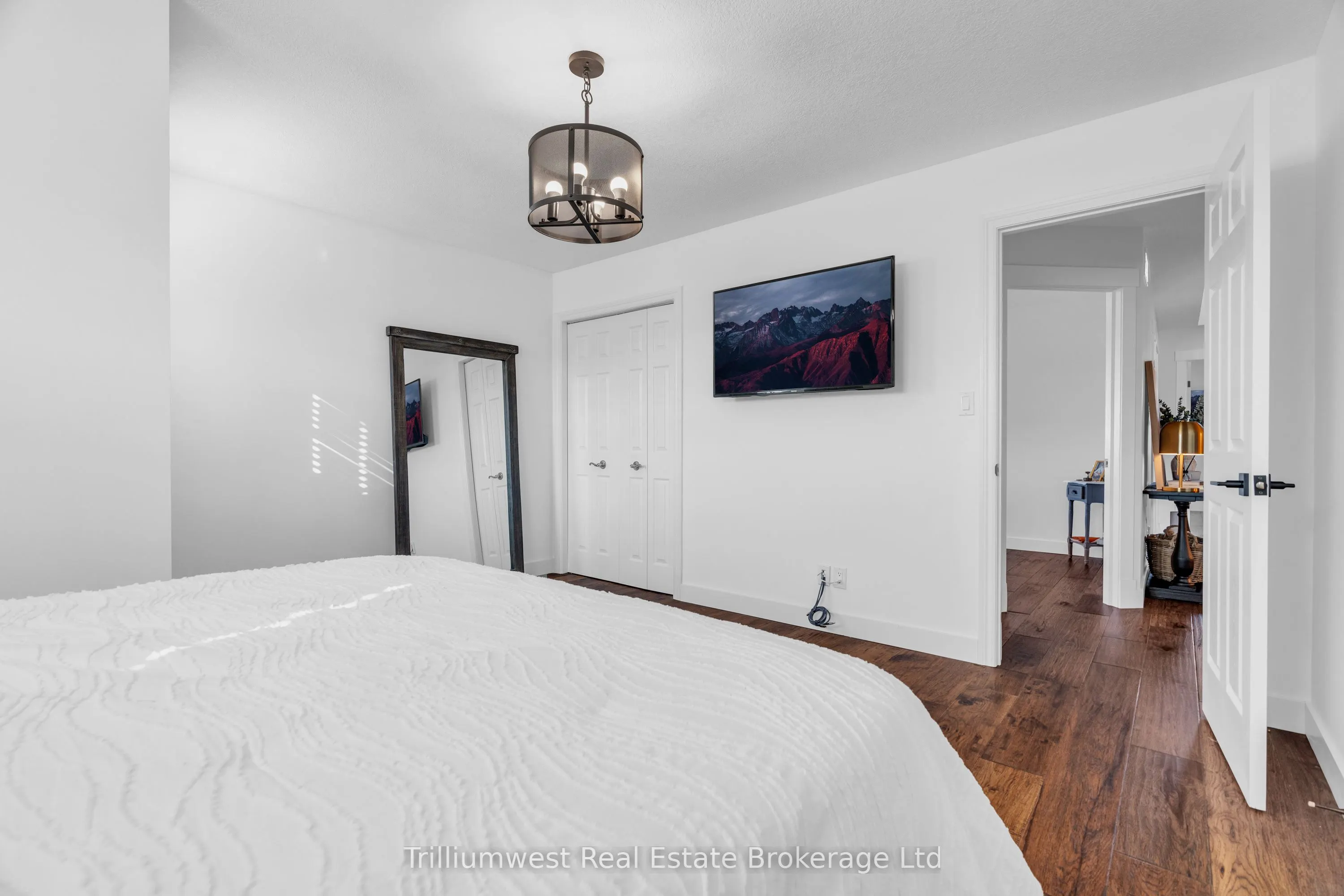 220 Ridge Top Crescent