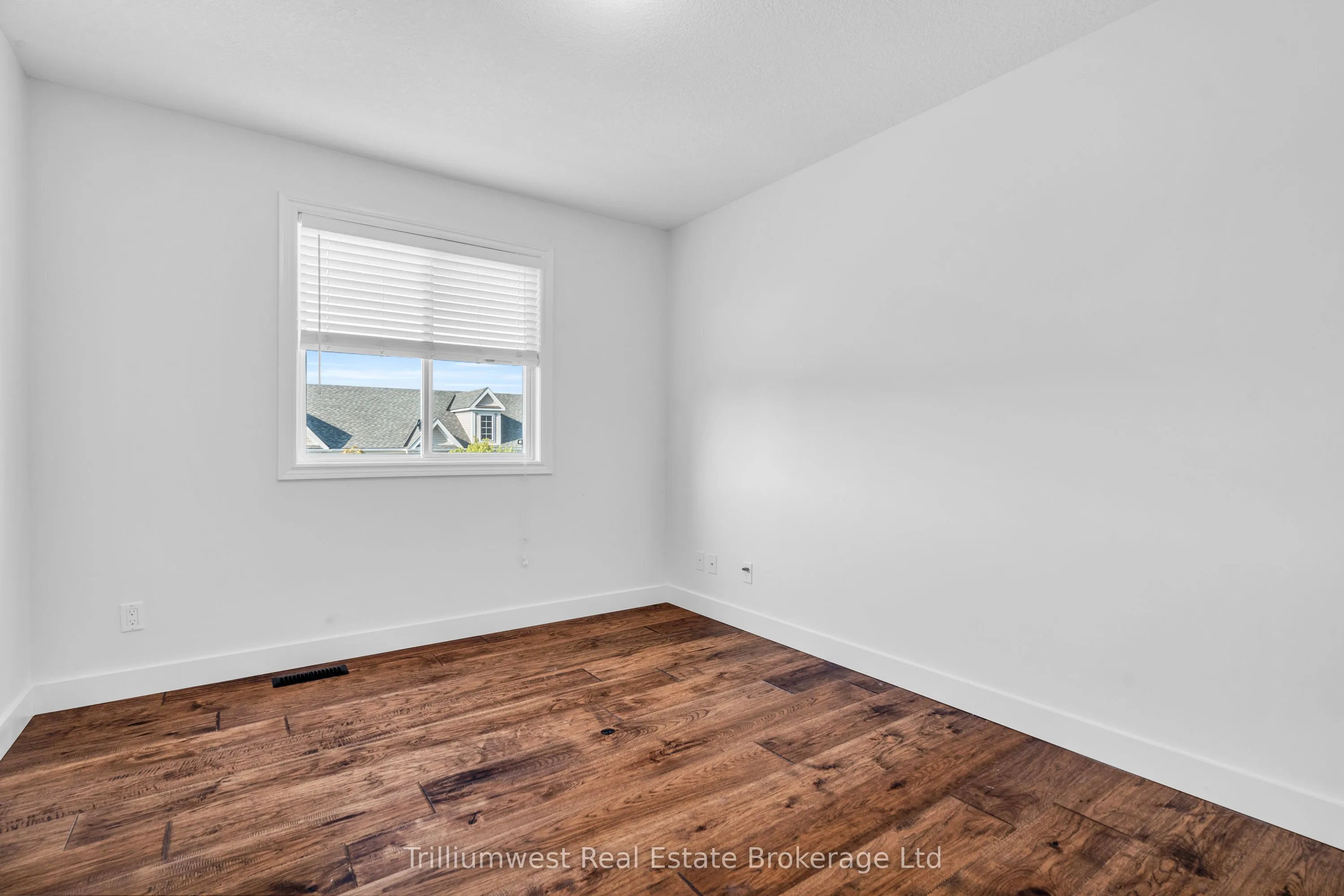 220 Ridge Top Crescent