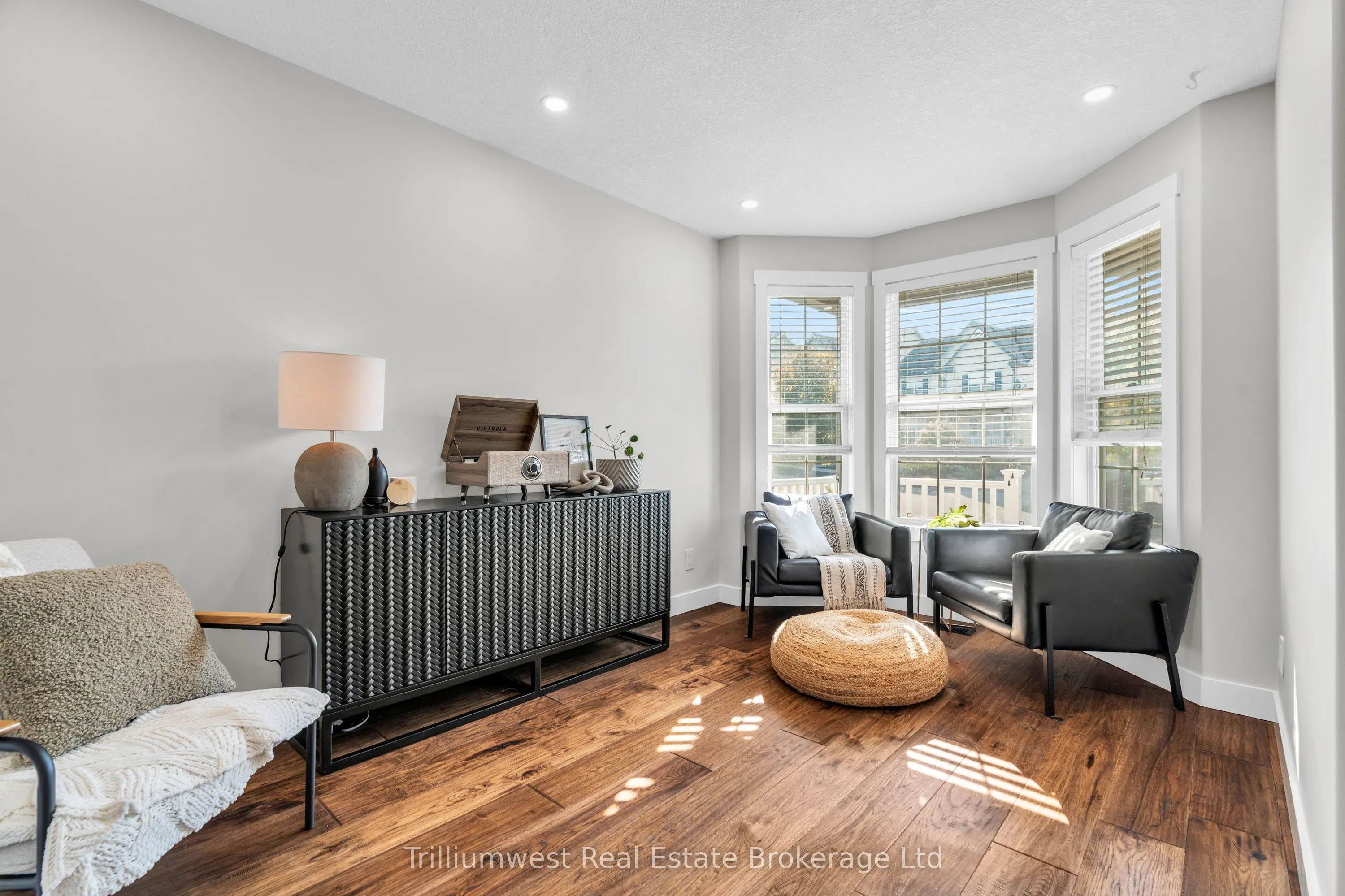 220 Ridge Top Crescent