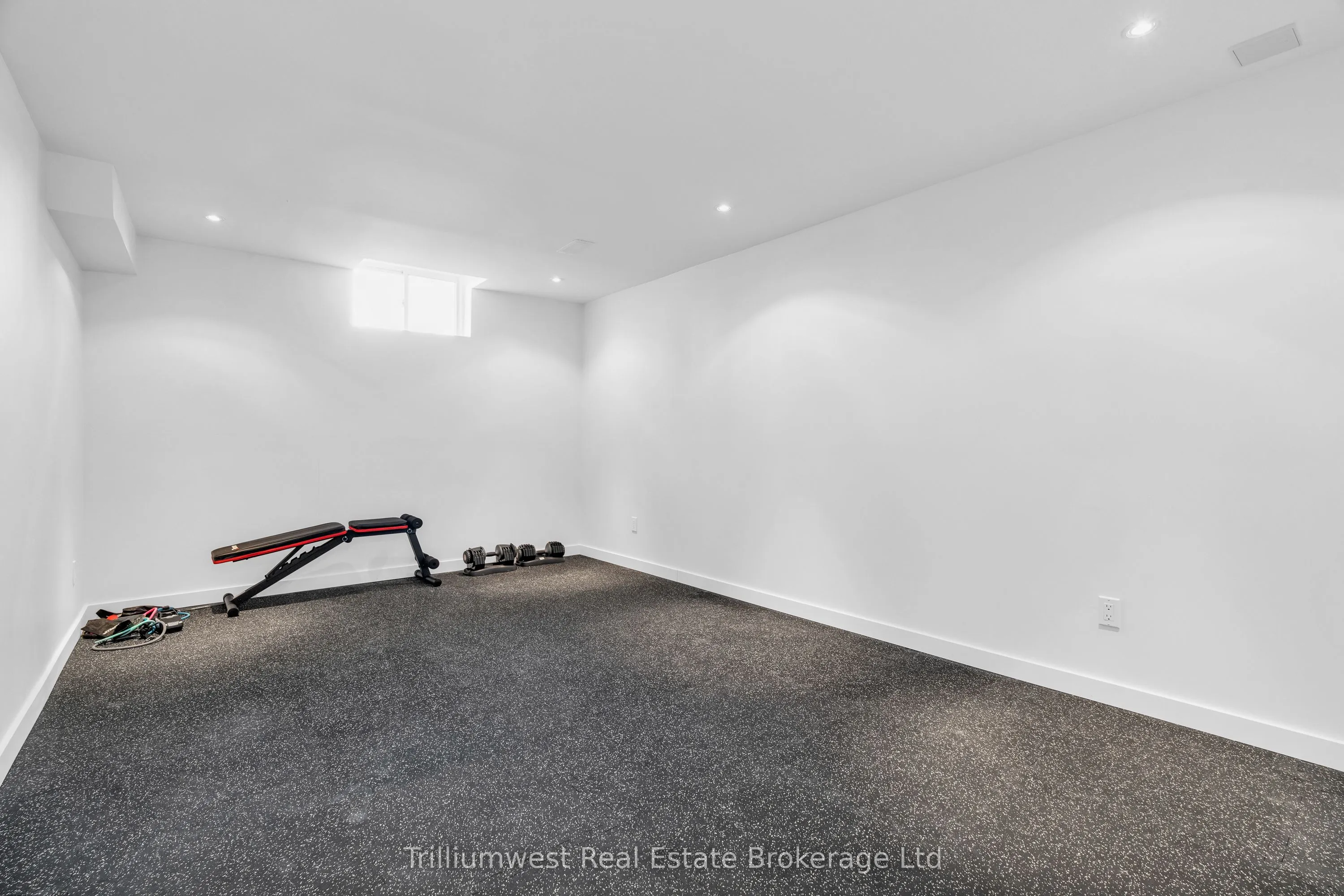 220 Ridge Top Crescent