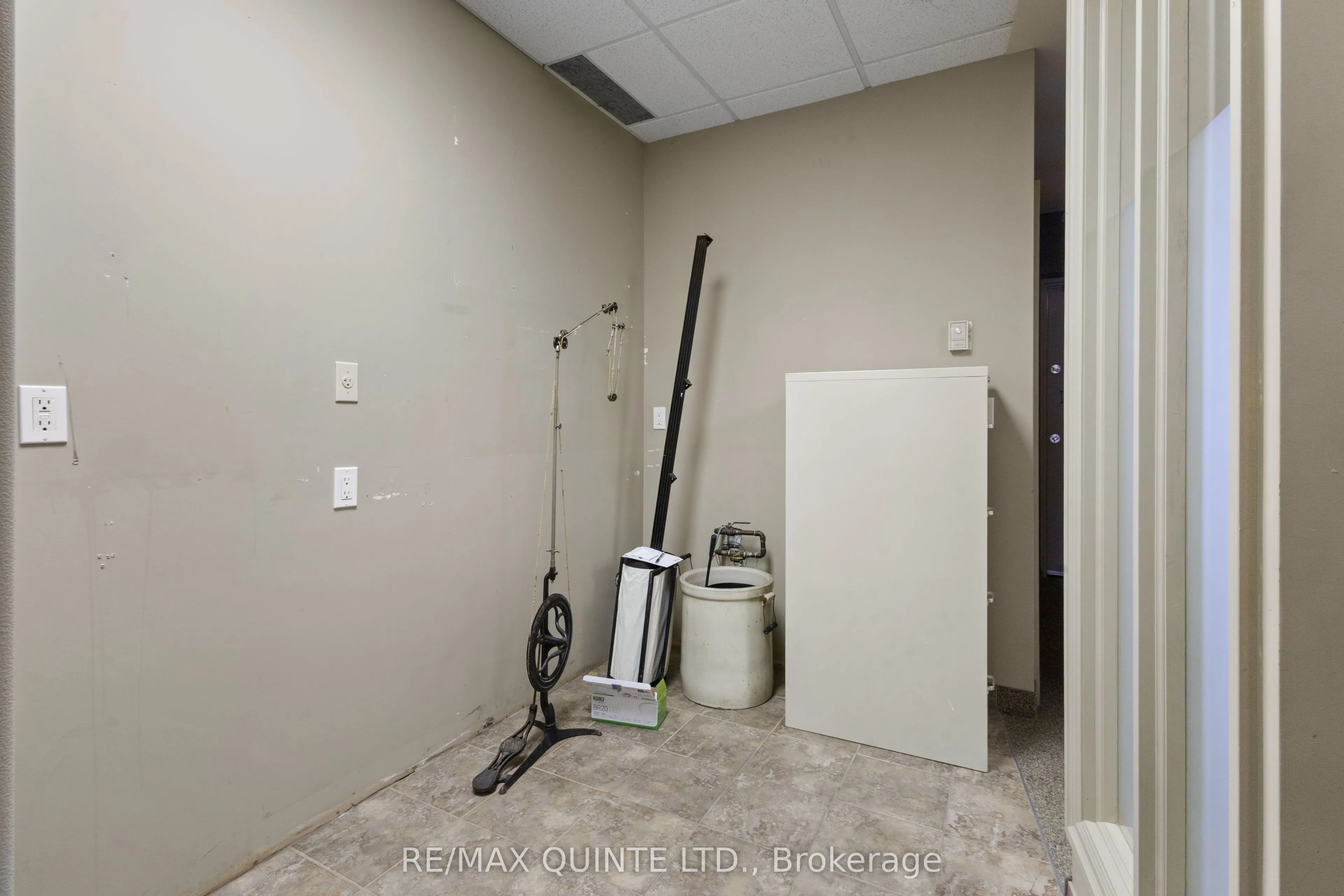 66 Dundas Street E, #B