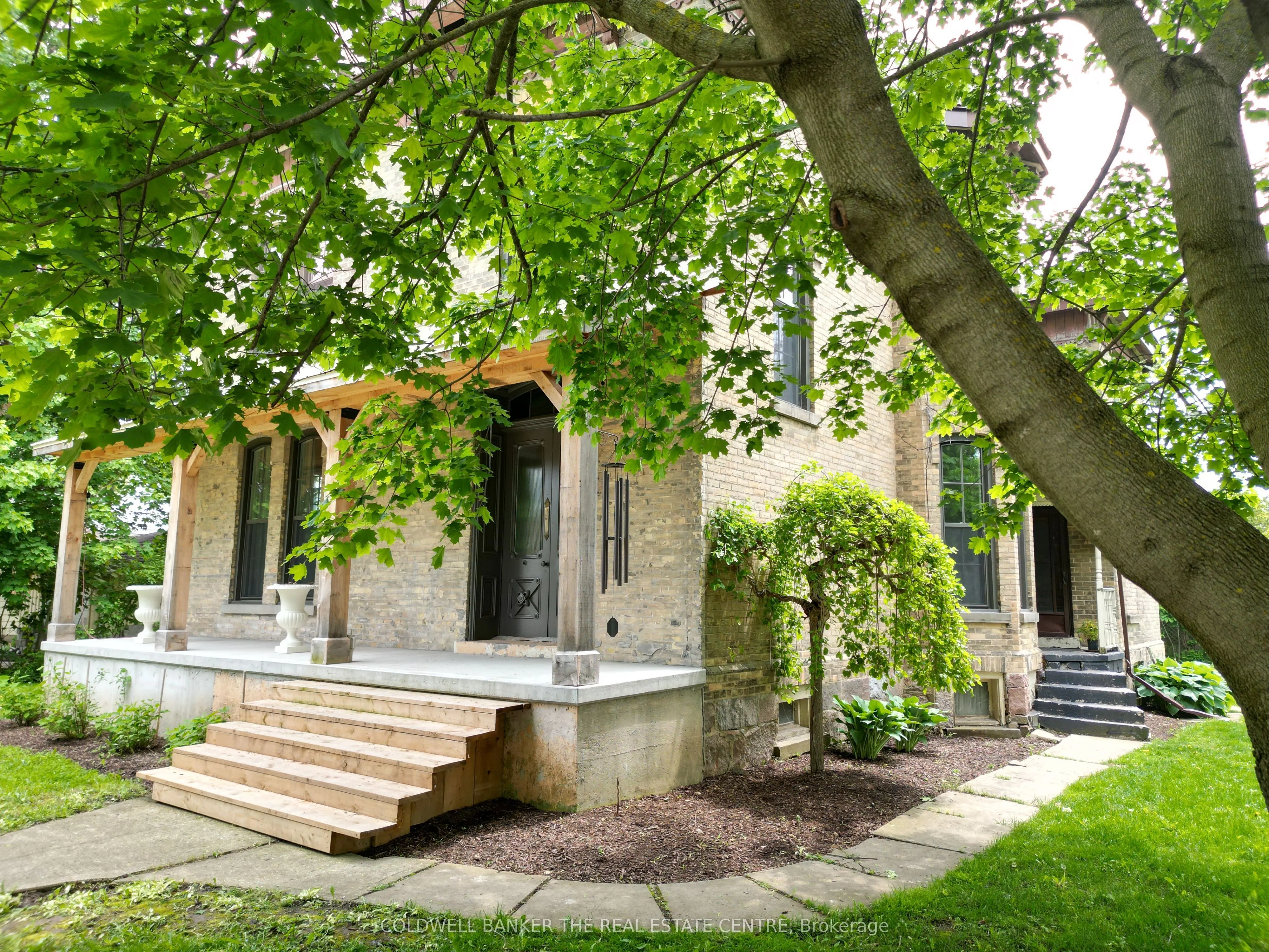 150 WELLINGTON Street E