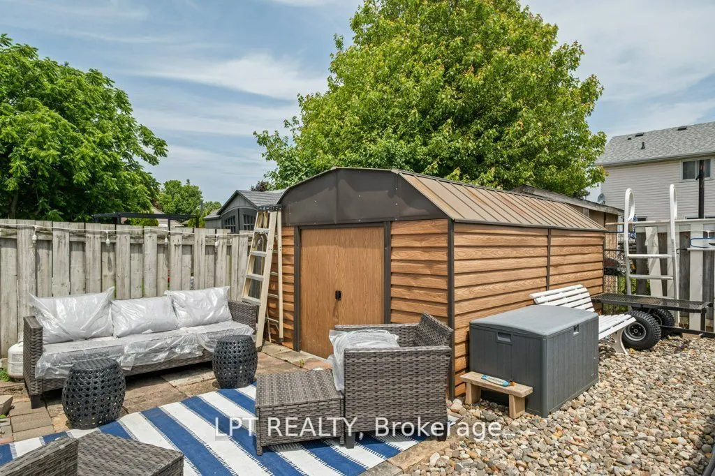 975 Warburton Crescent