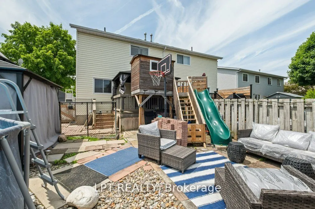 975 Warburton Crescent