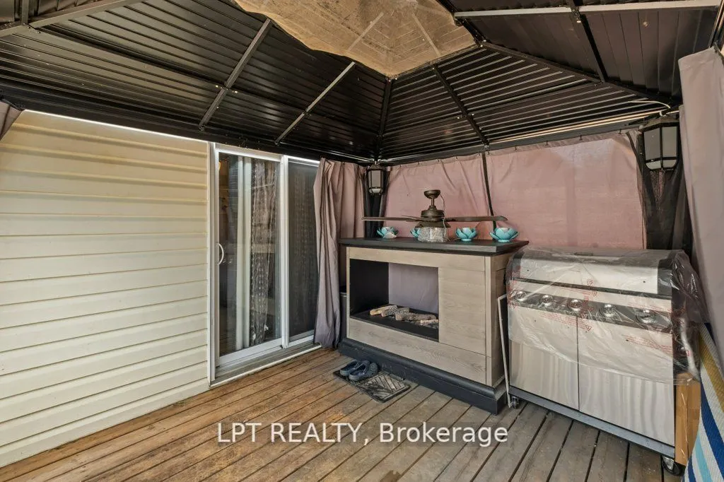 975 Warburton Crescent