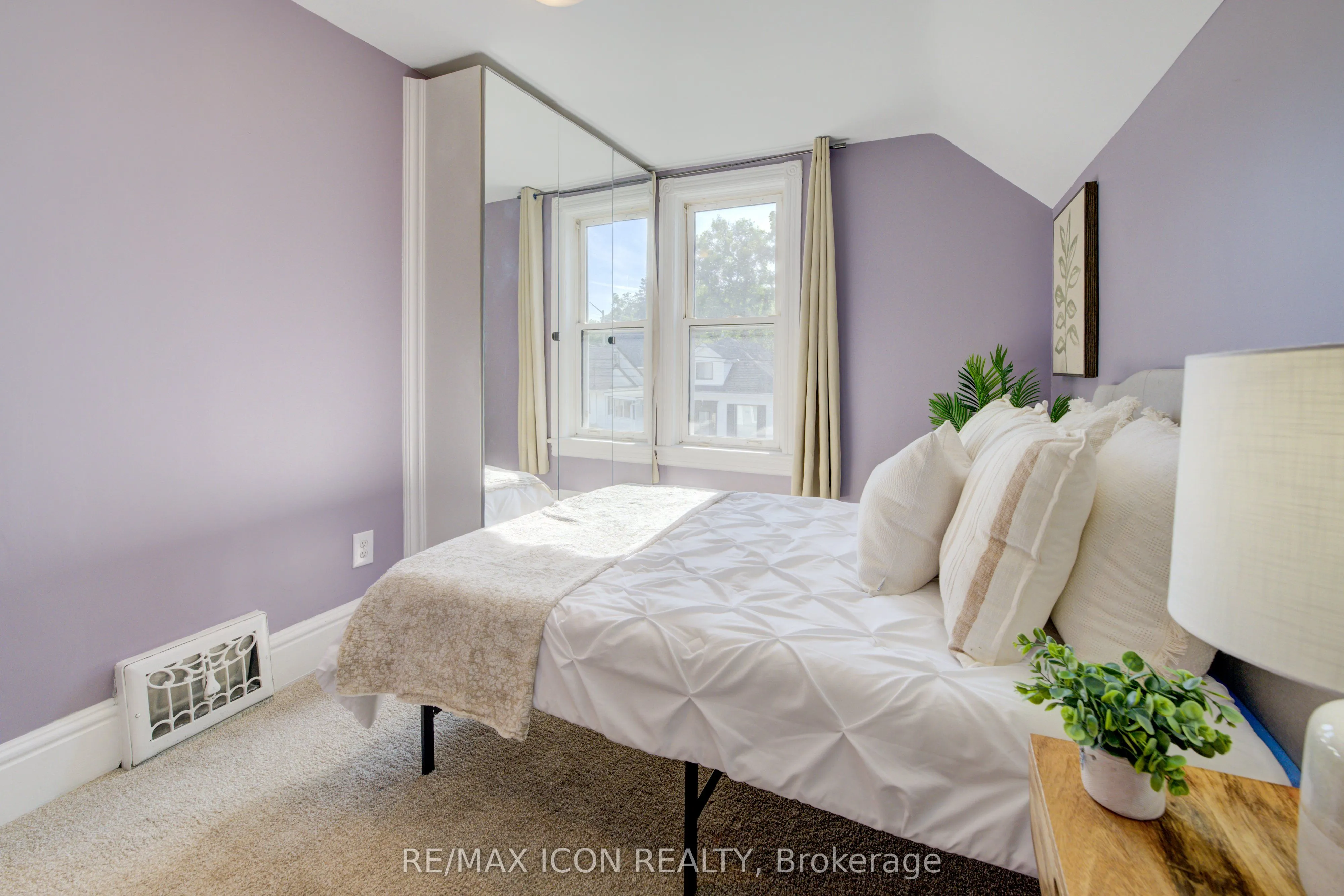 81 George Street N