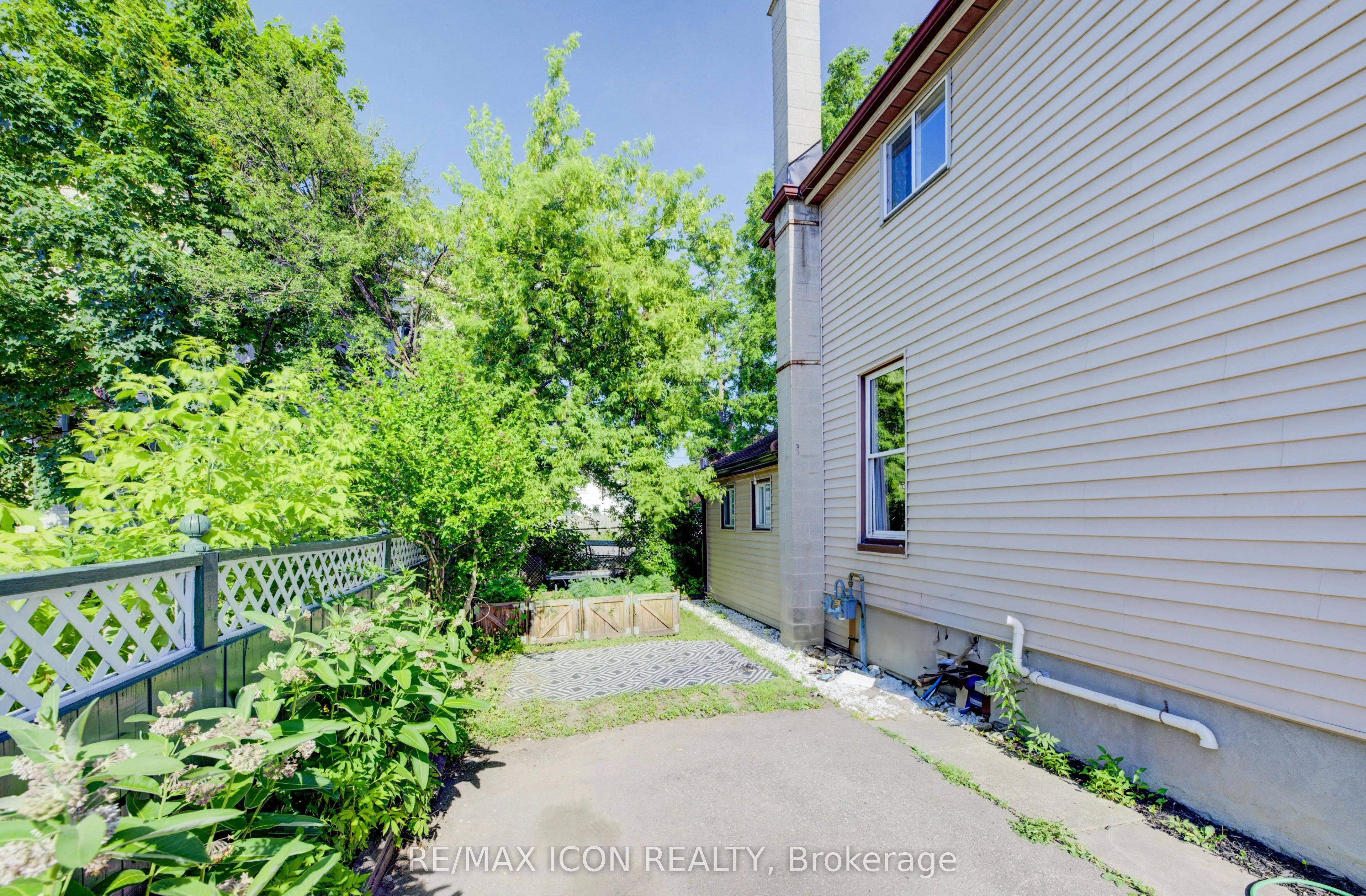 81 George Street N