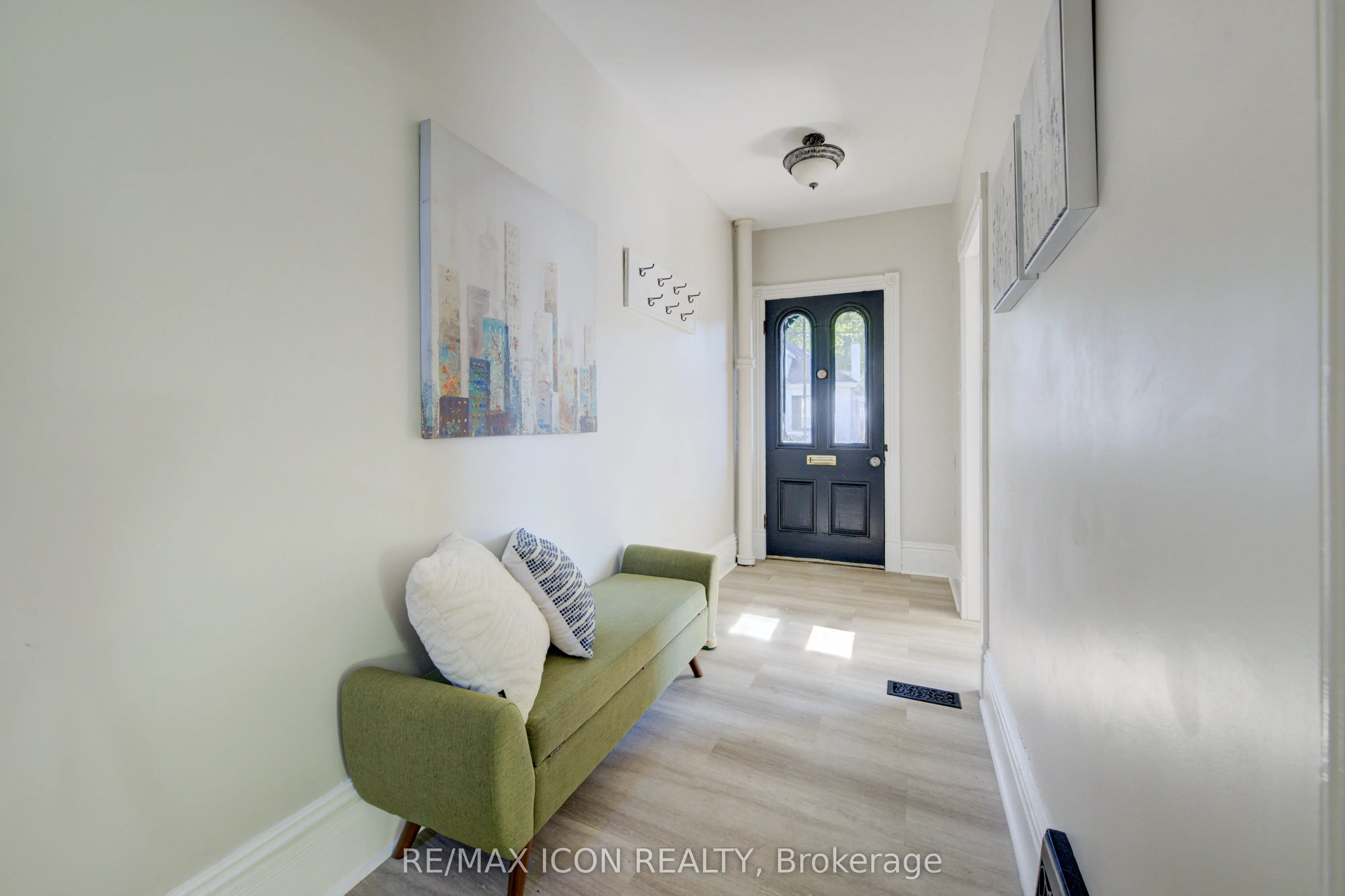 81 George Street N