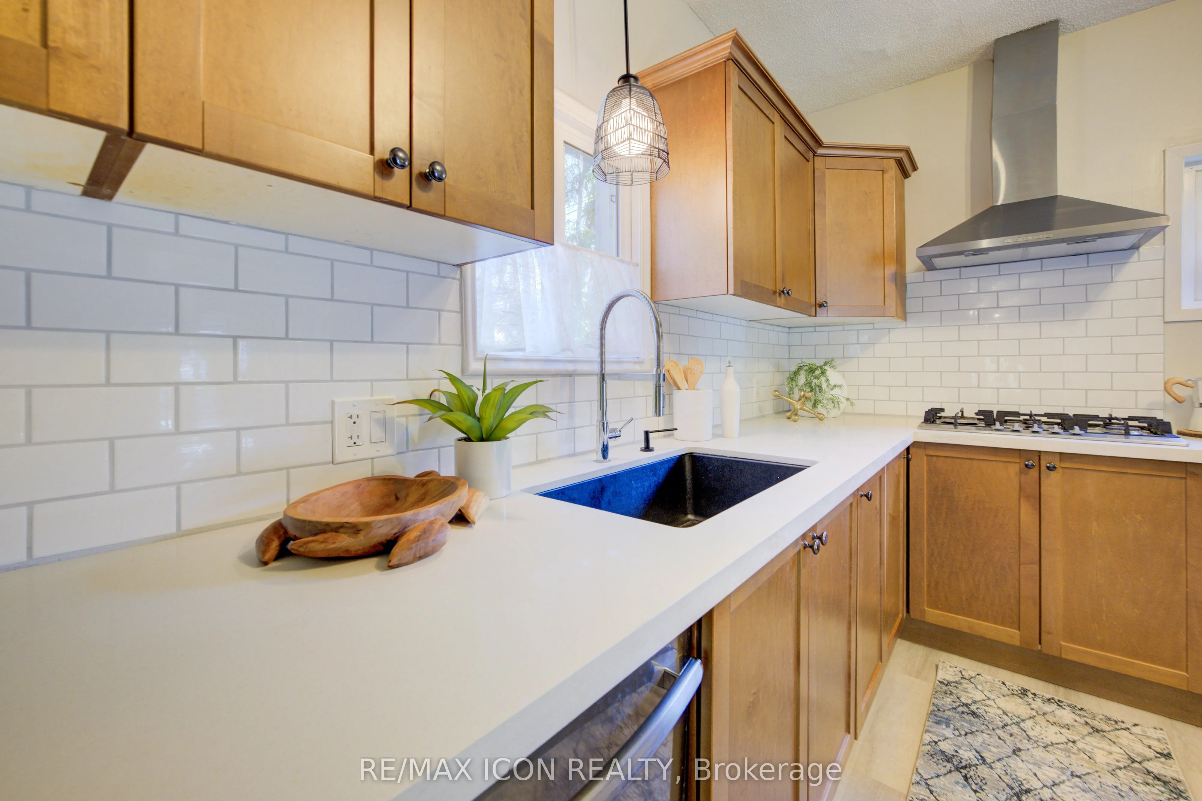 81 George Street N