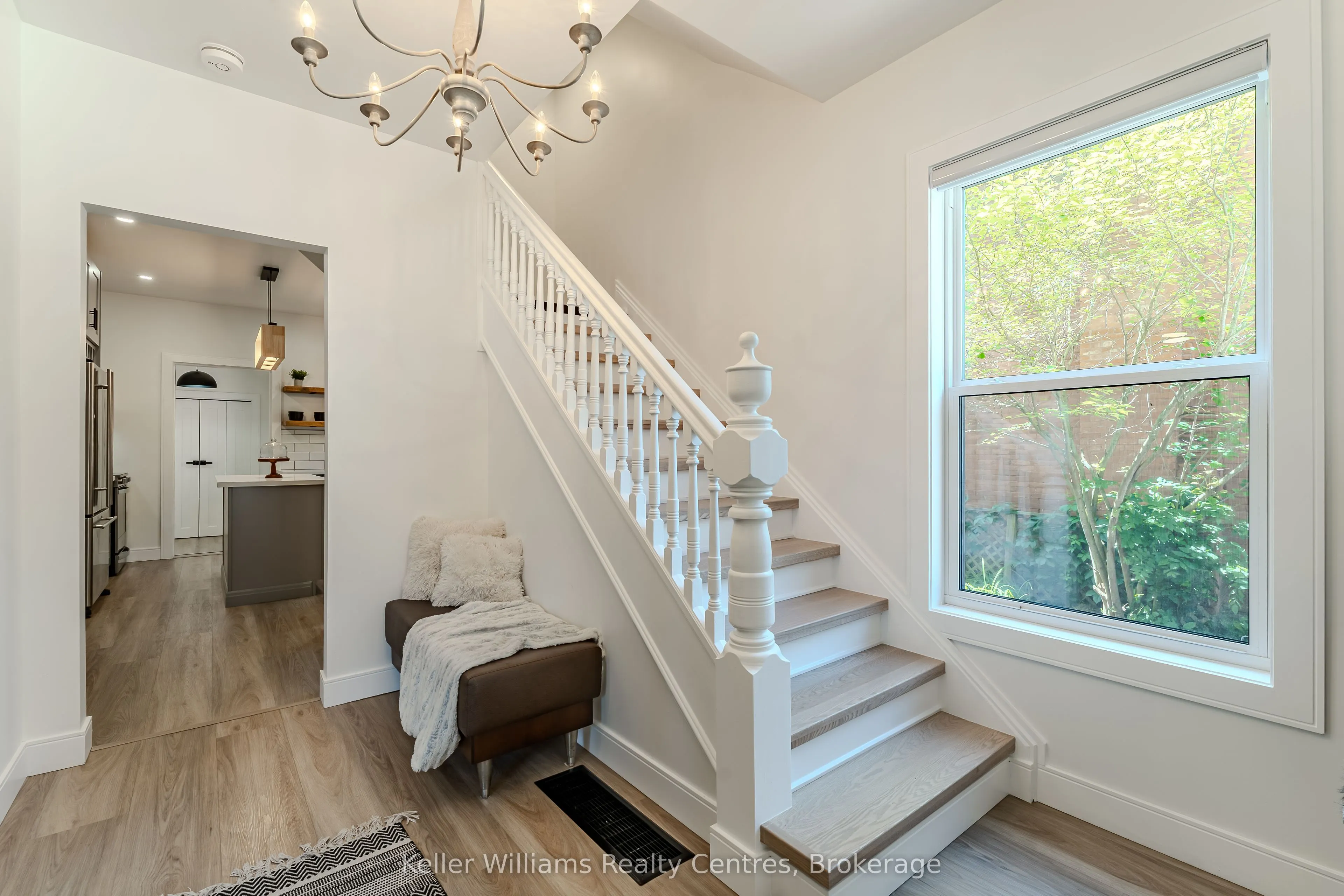 525 8th St A E
