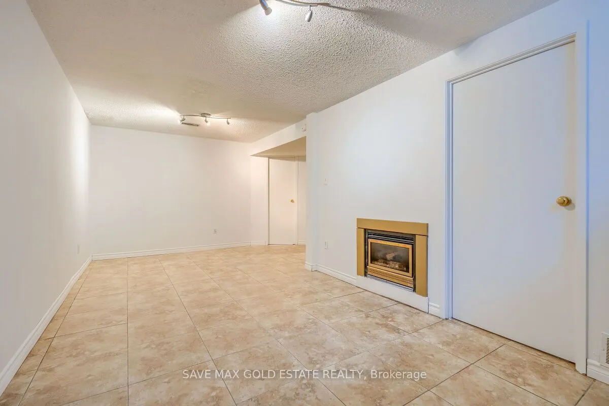125 Sekura Crescent, #1