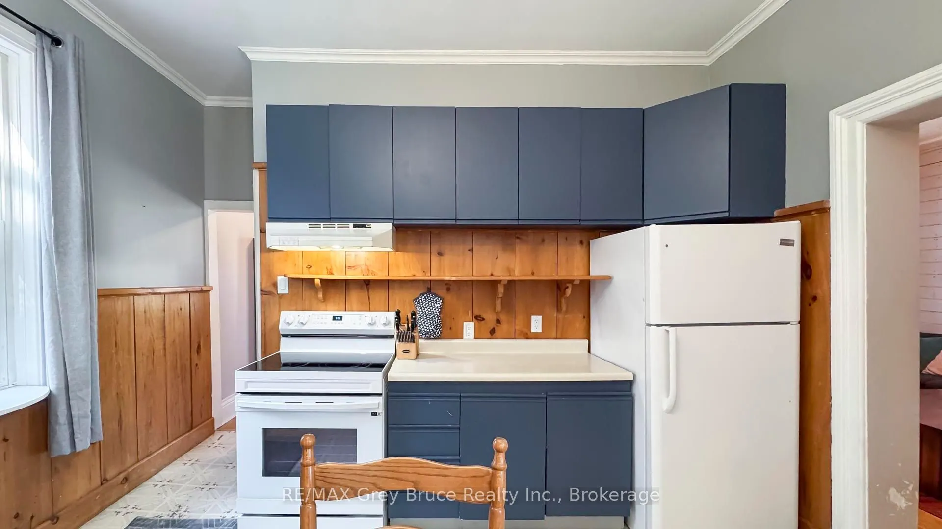 891 6th Avenue W