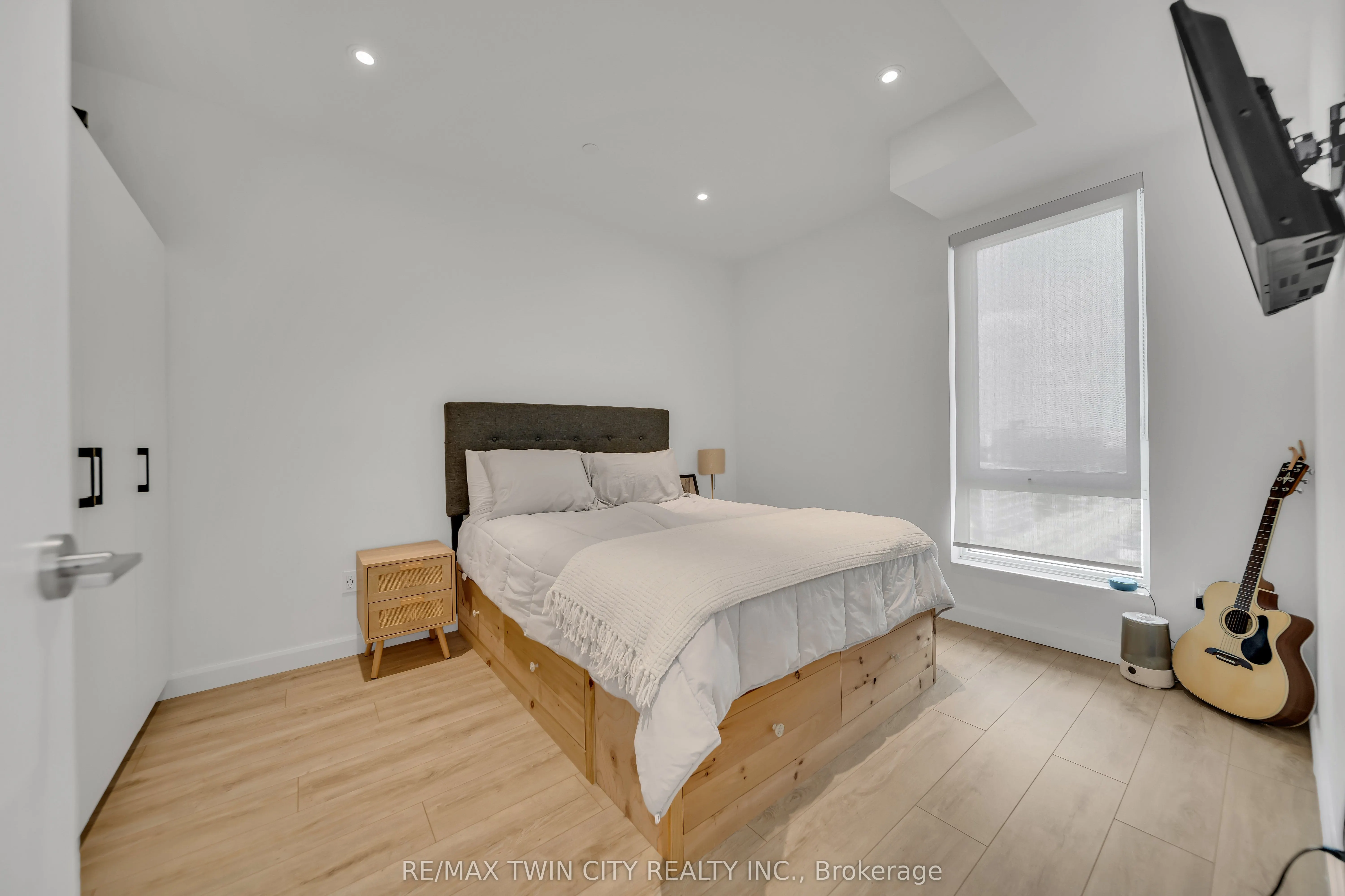 741 King Street W, #906