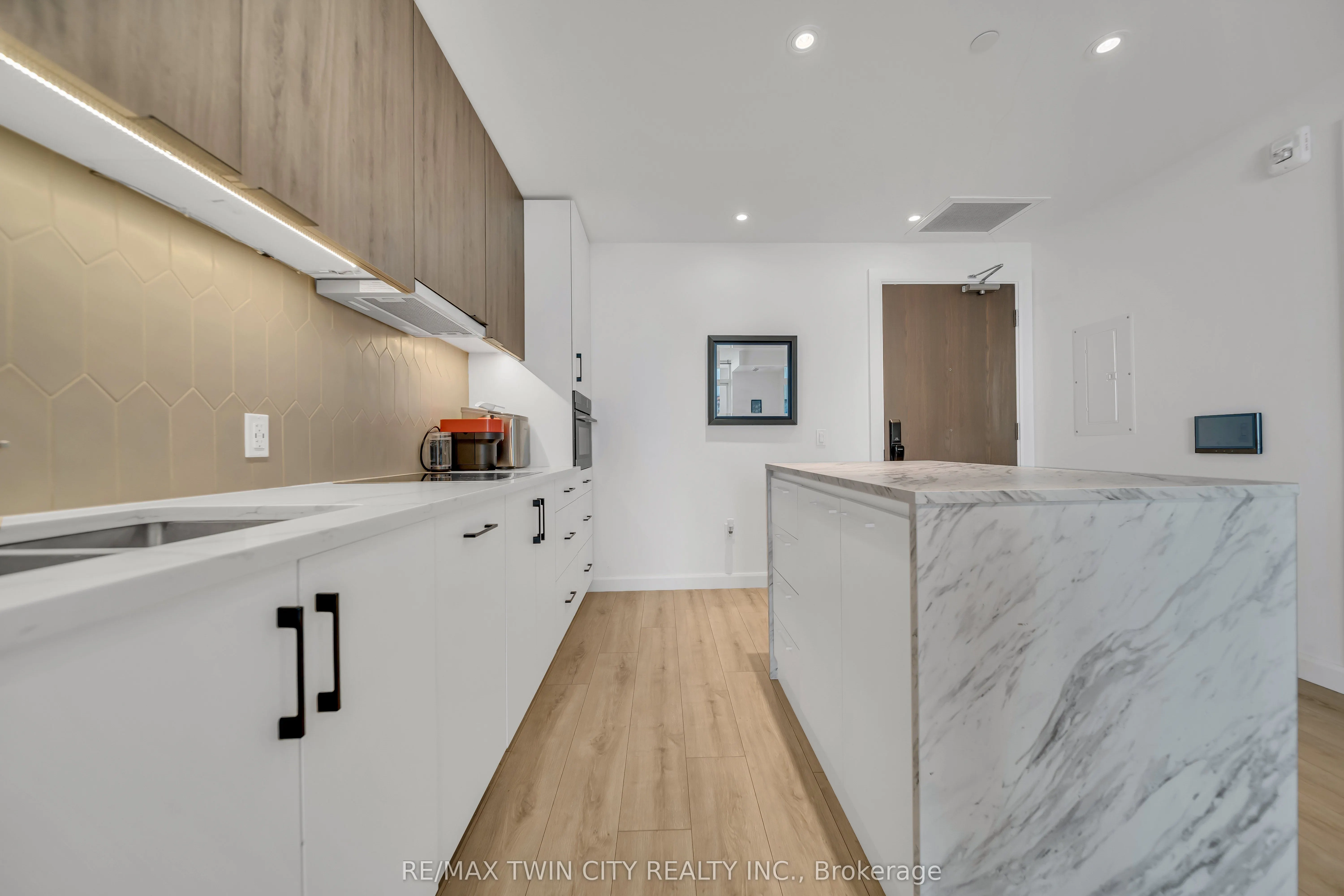 741 King Street W, #906