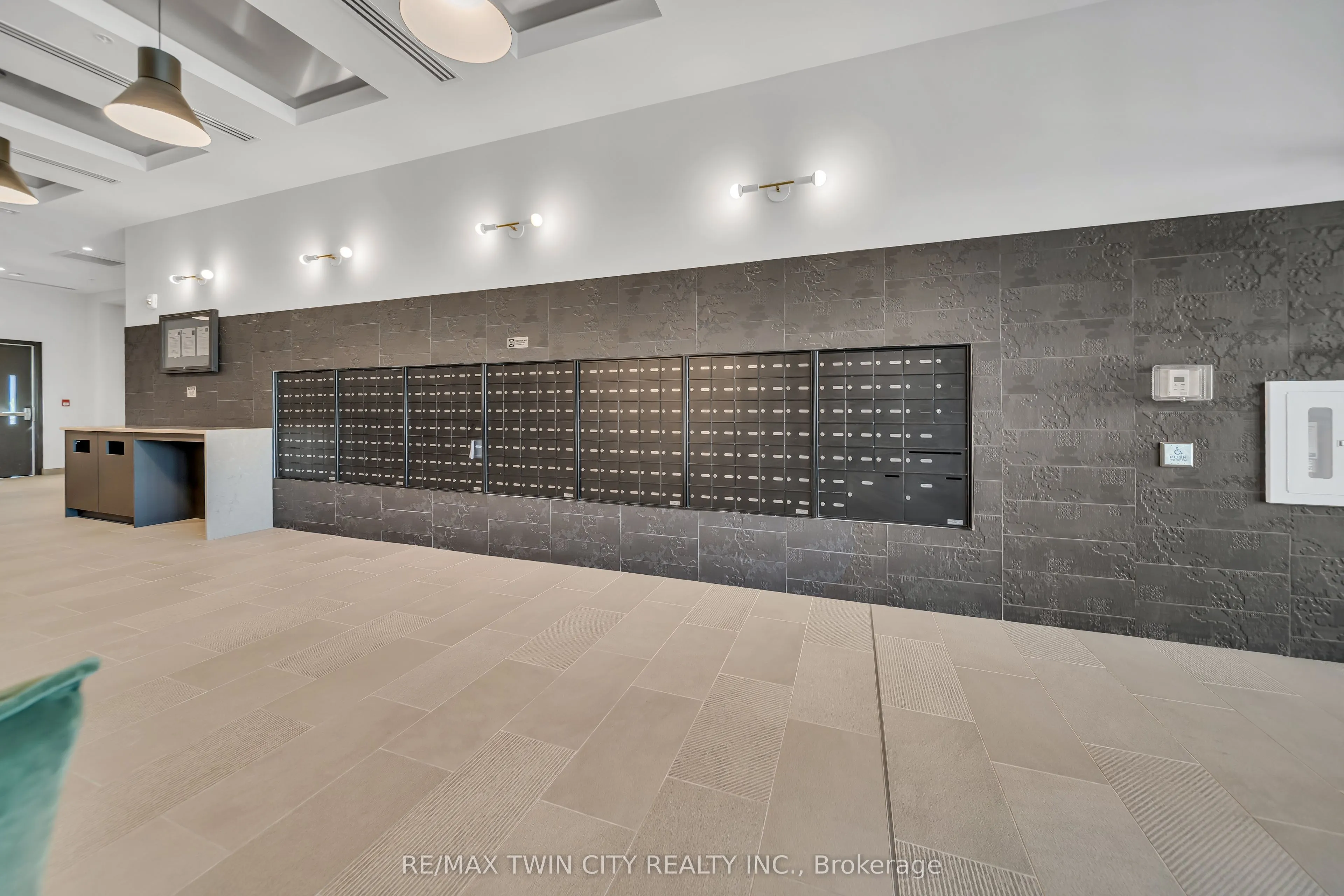 741 King Street W, #906