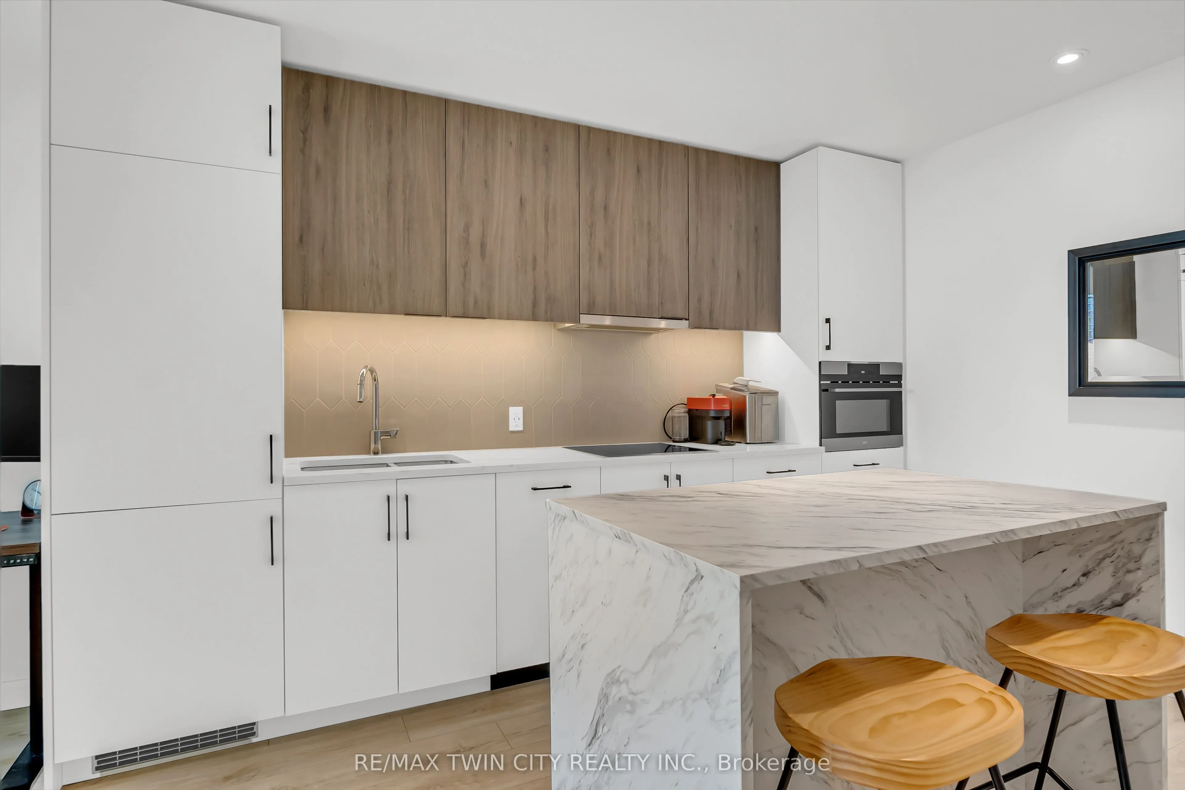 741 King Street W, #906