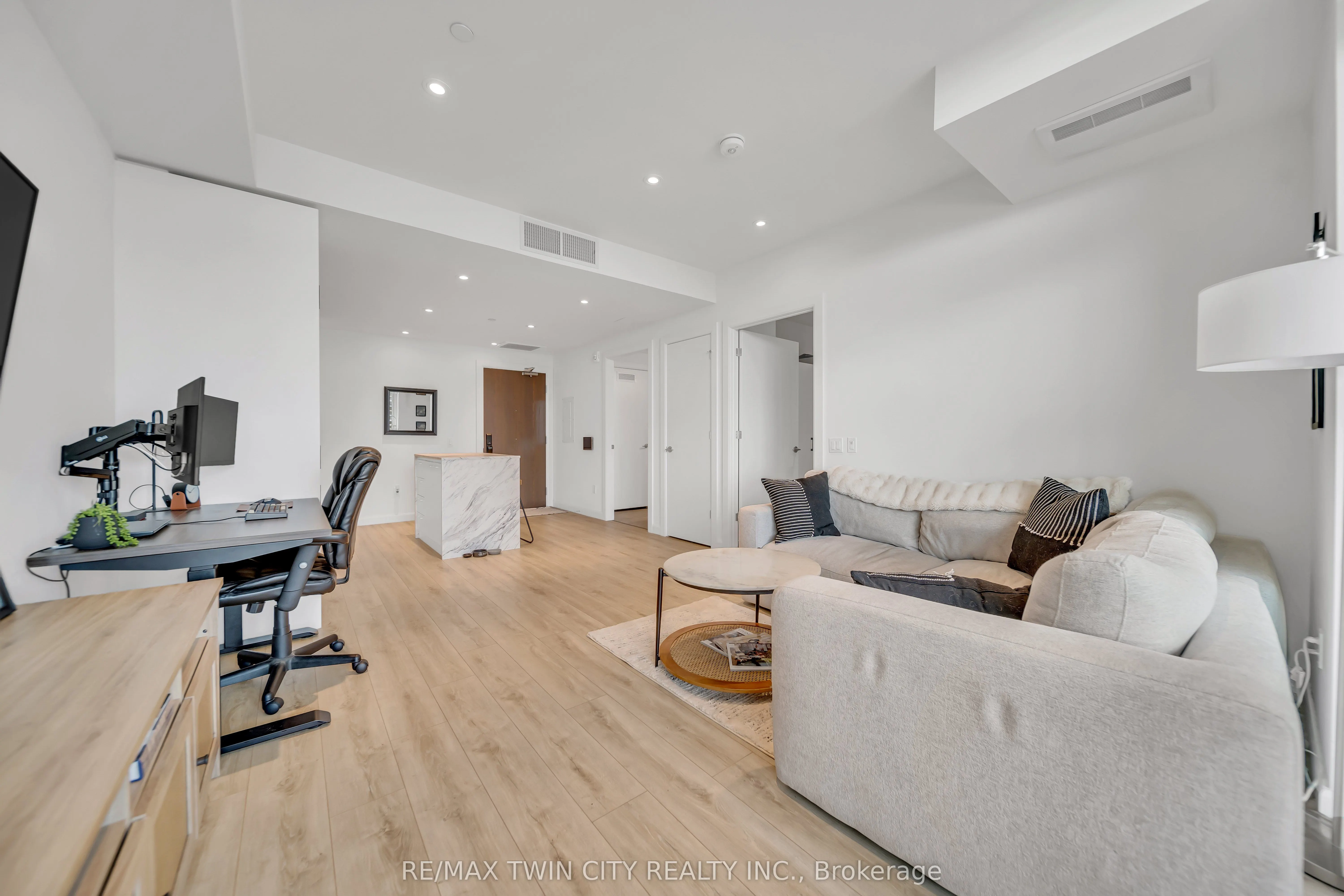 741 King Street W, #906