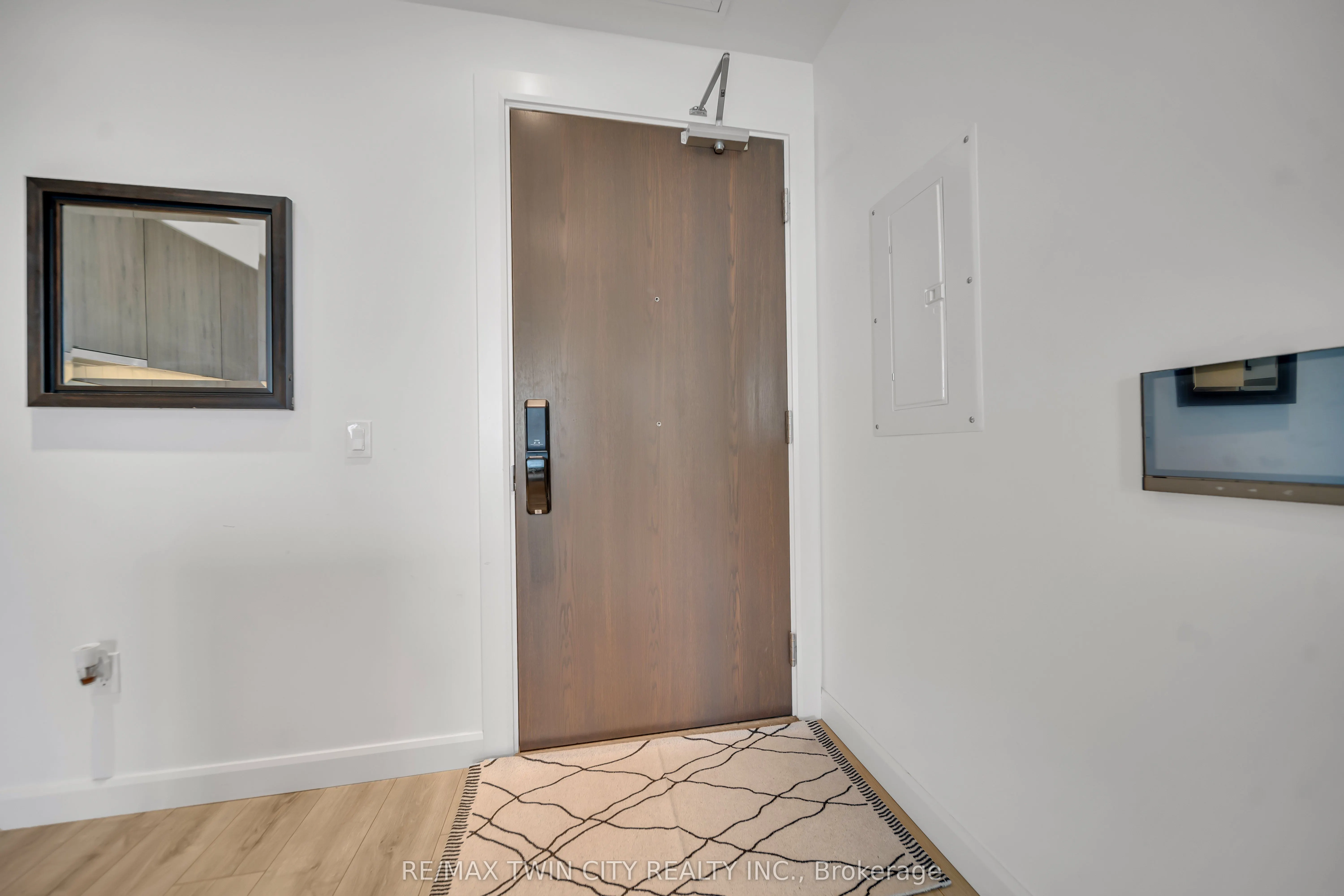 741 King Street W, #906